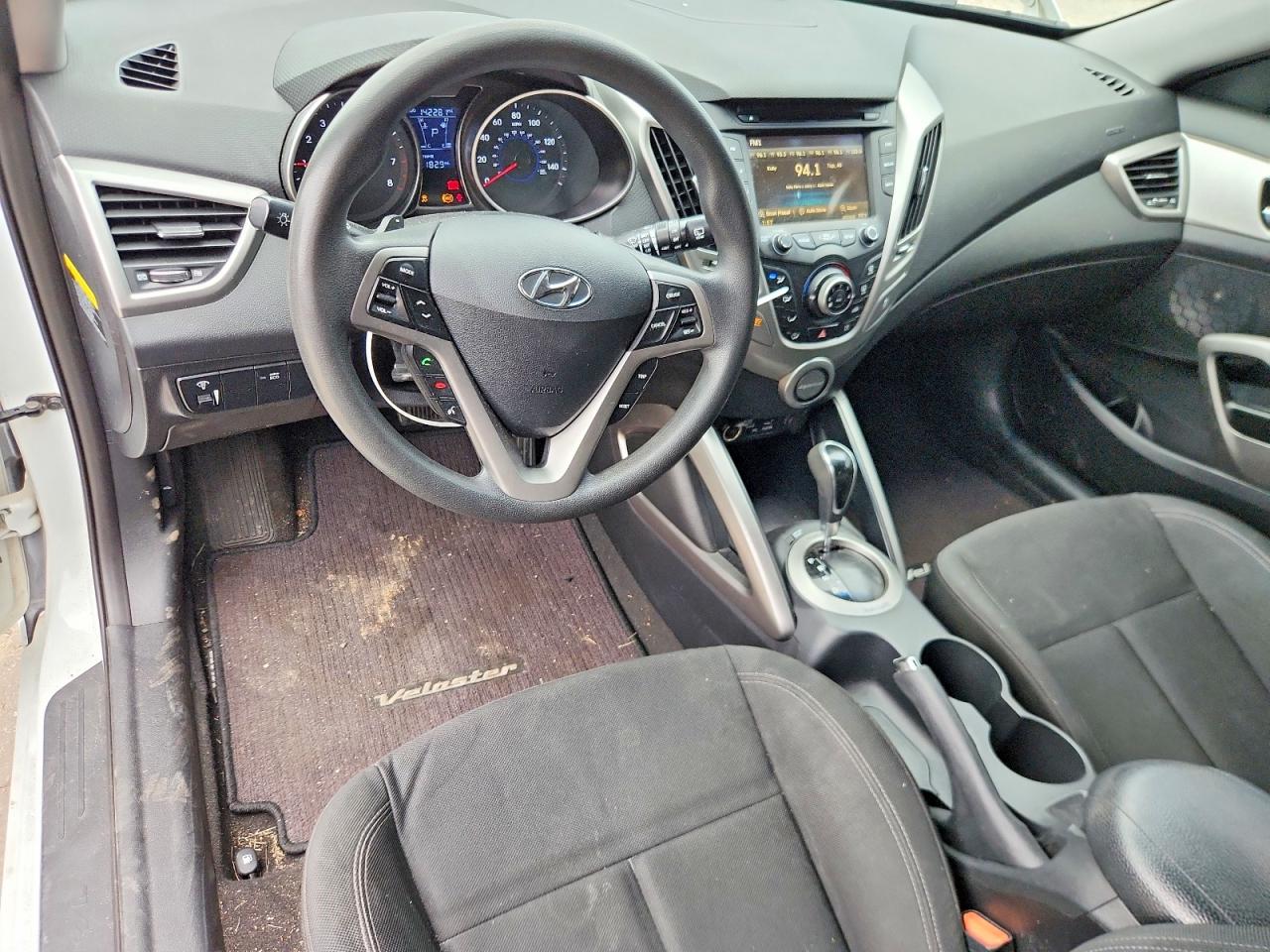2015 Hyundai Veloster Base White vin: KMHTC6AD2FU225610