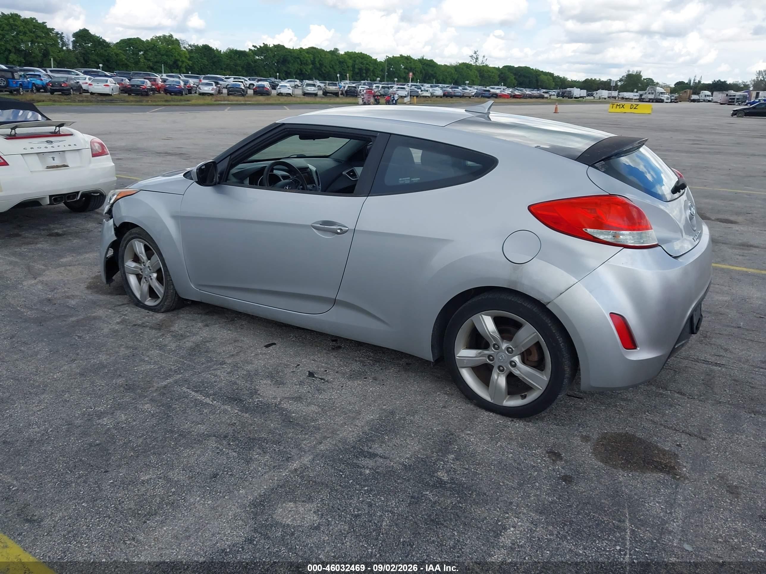 2015 Hyundai Veloster Серебряный vin: KMHTC6AD2FU234372