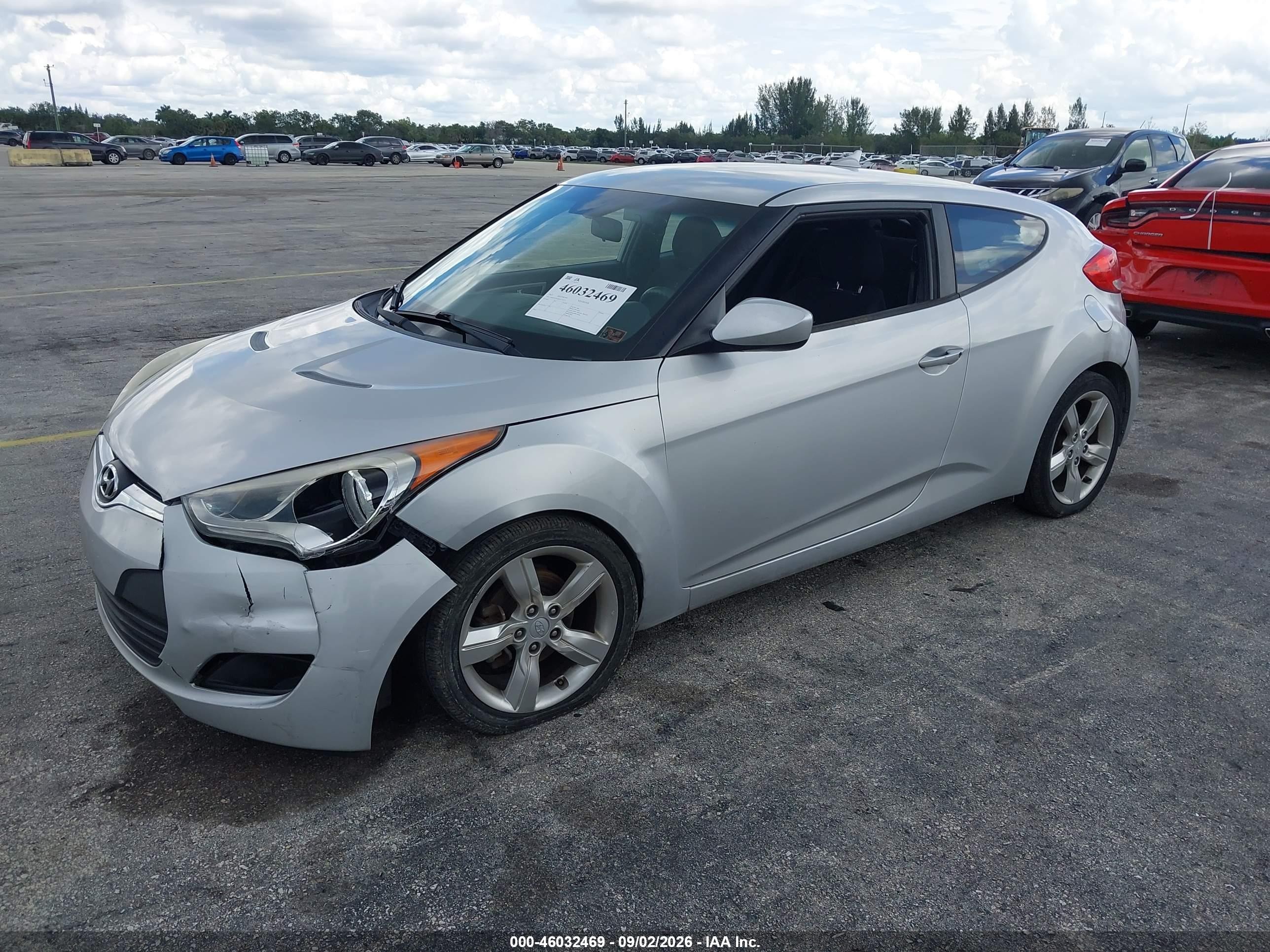 2015 Hyundai Veloster Серебряный vin: KMHTC6AD2FU234372
