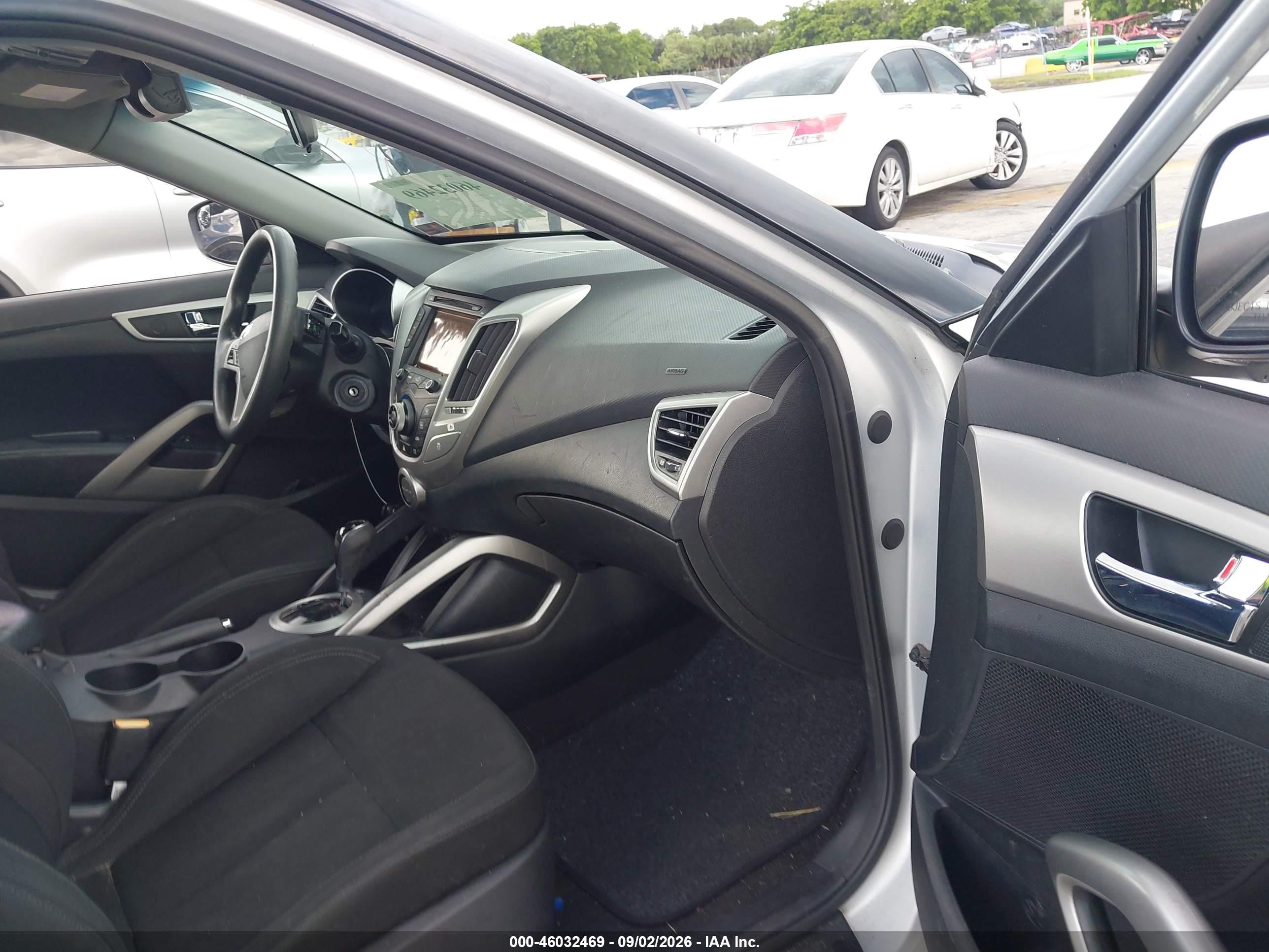 2015 Hyundai Veloster Серебряный vin: KMHTC6AD2FU234372
