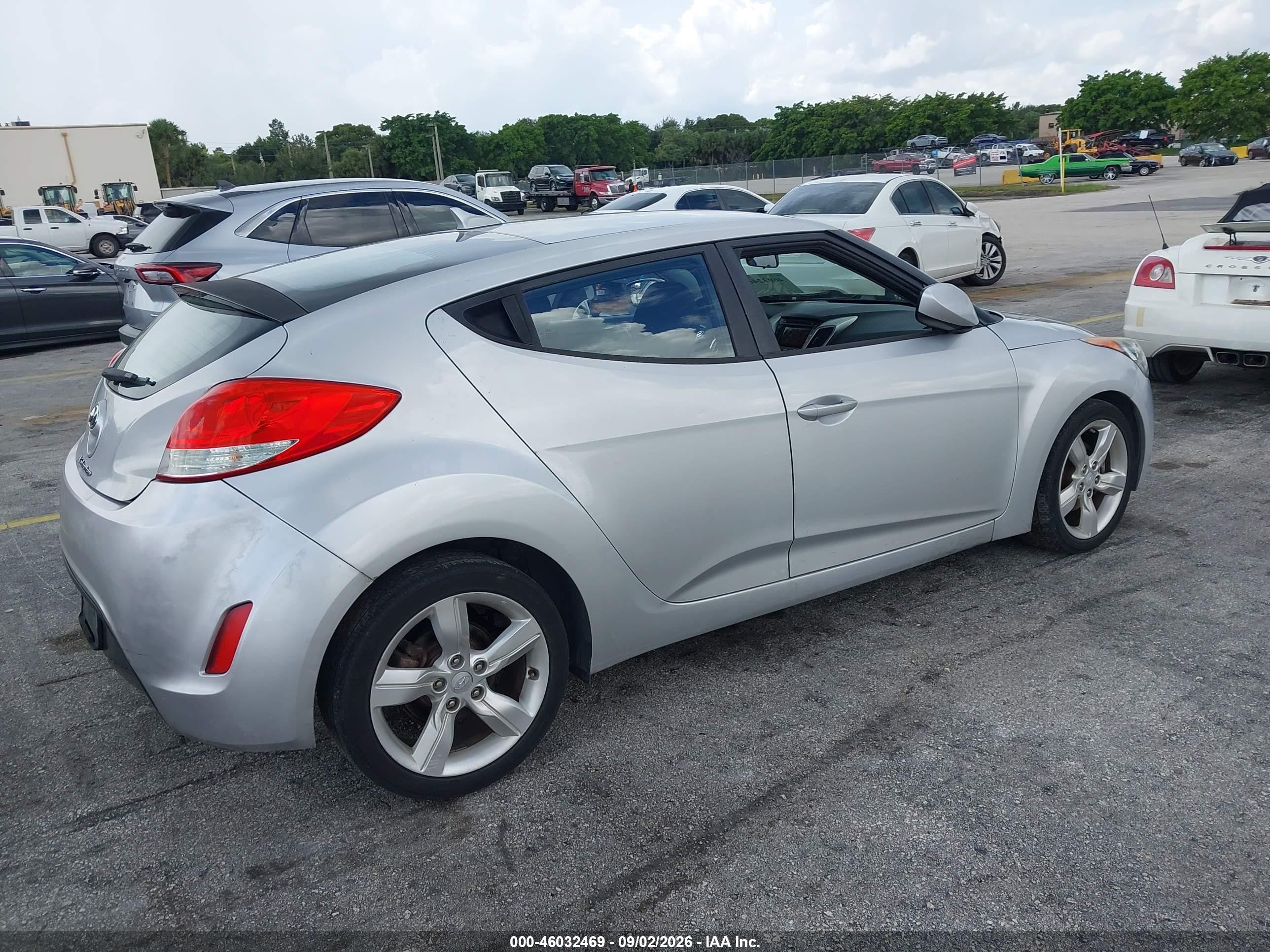 2015 Hyundai Veloster Серебряный vin: KMHTC6AD2FU234372