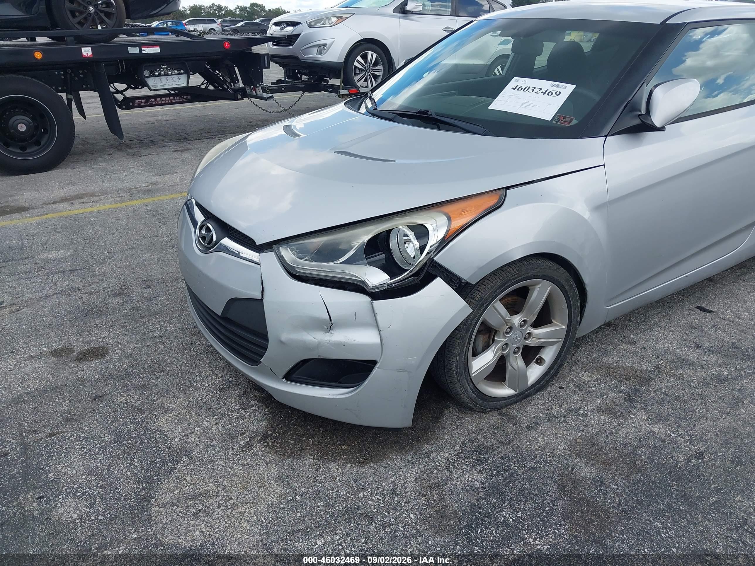 2015 Hyundai Veloster Серебряный vin: KMHTC6AD2FU234372