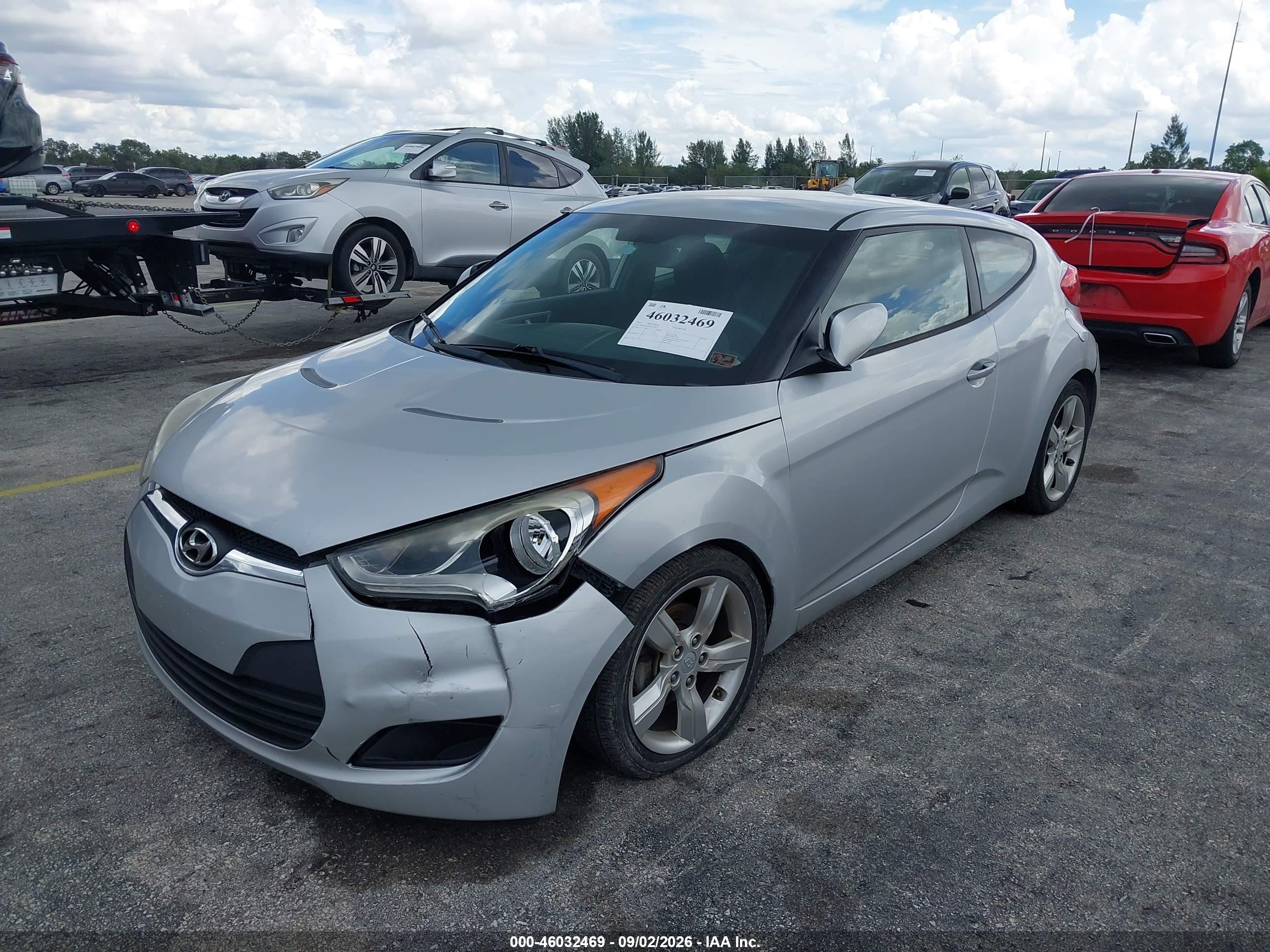 2015 Hyundai Veloster Серебряный vin: KMHTC6AD2FU234372