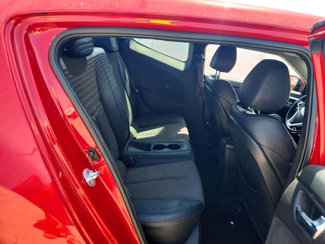 2015 Hyundai Veloster Base Red vin: KMHTC6AD2FU244531
