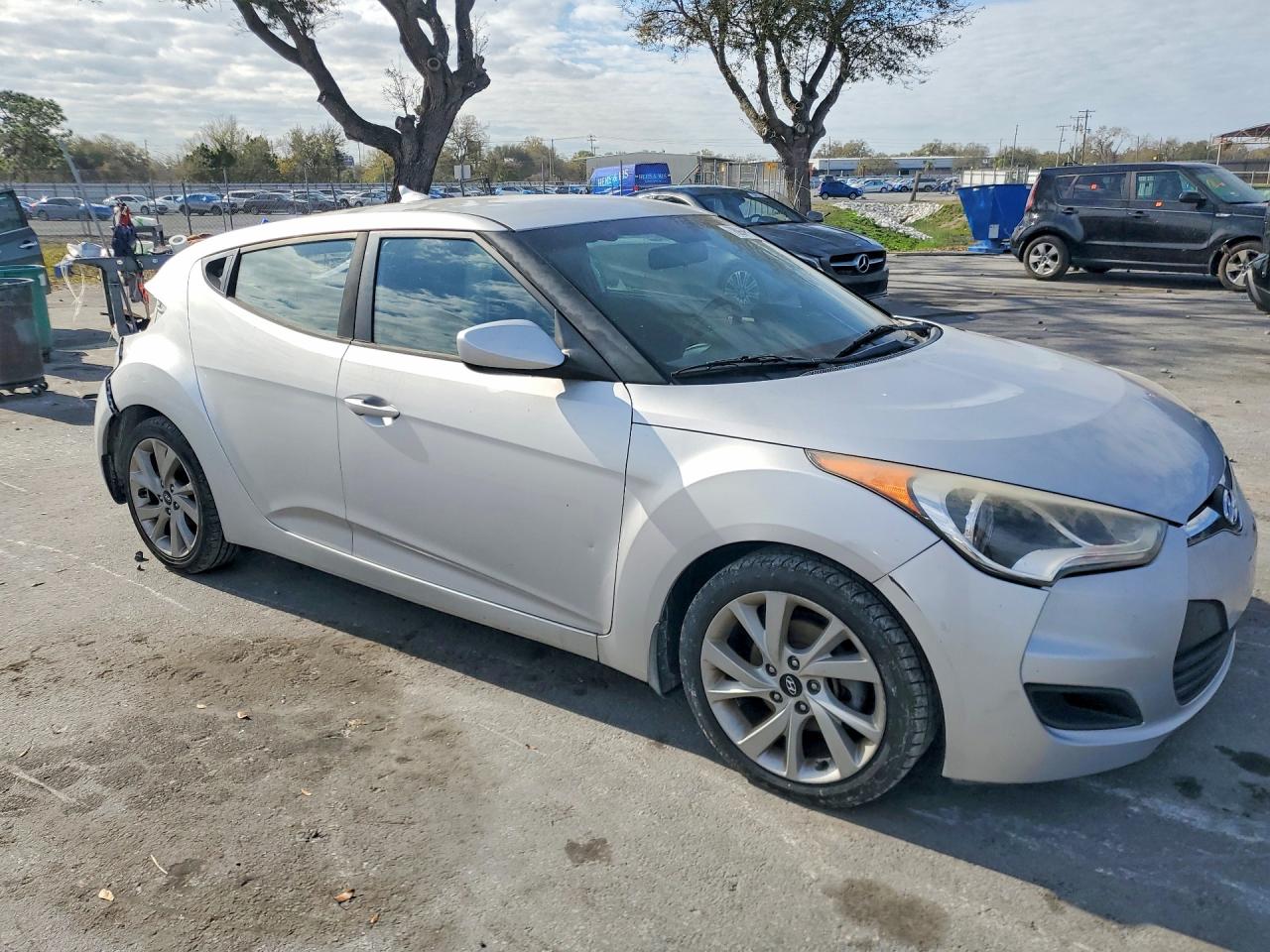 2016 Hyundai Veloster Base Silver vin: KMHTC6AD2GU288286