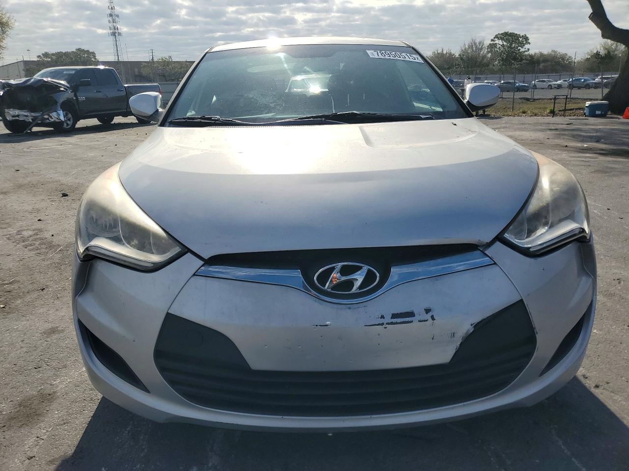 2016 Hyundai Veloster Base Silver vin: KMHTC6AD2GU288286
