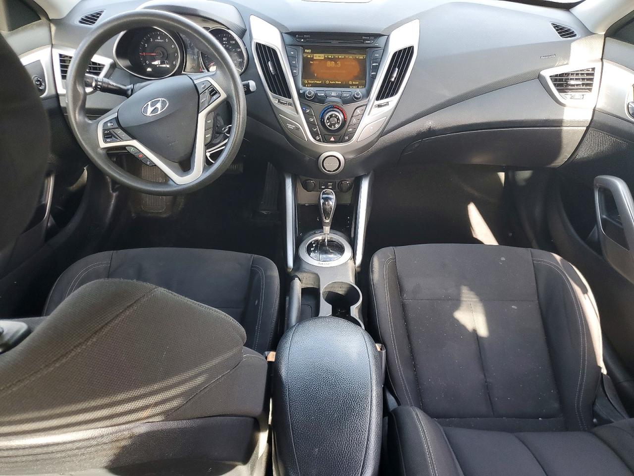 2016 Hyundai Veloster Base Silver vin: KMHTC6AD2GU288286