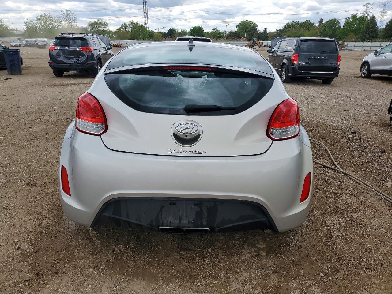 2017 Hyundai Veloster Base Silver vin: KMHTC6AD2HU306092