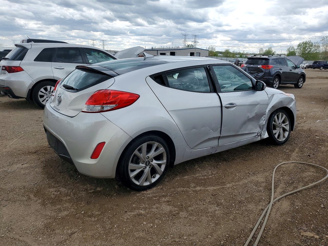 2017 Hyundai Veloster Base Silver vin: KMHTC6AD2HU306092