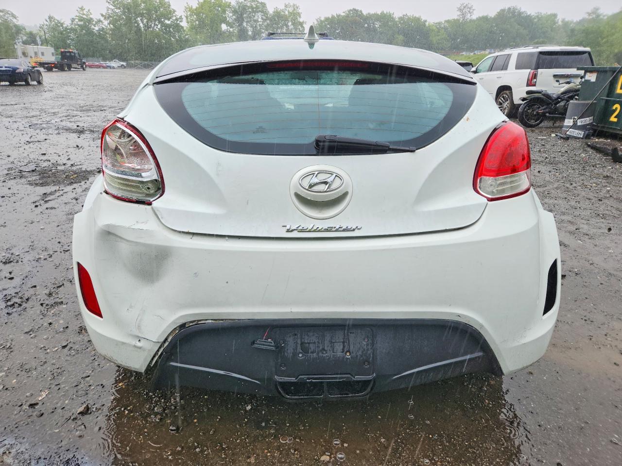 2013 Hyundai Veloster Base White vin: KMHTC6AD3DU106218