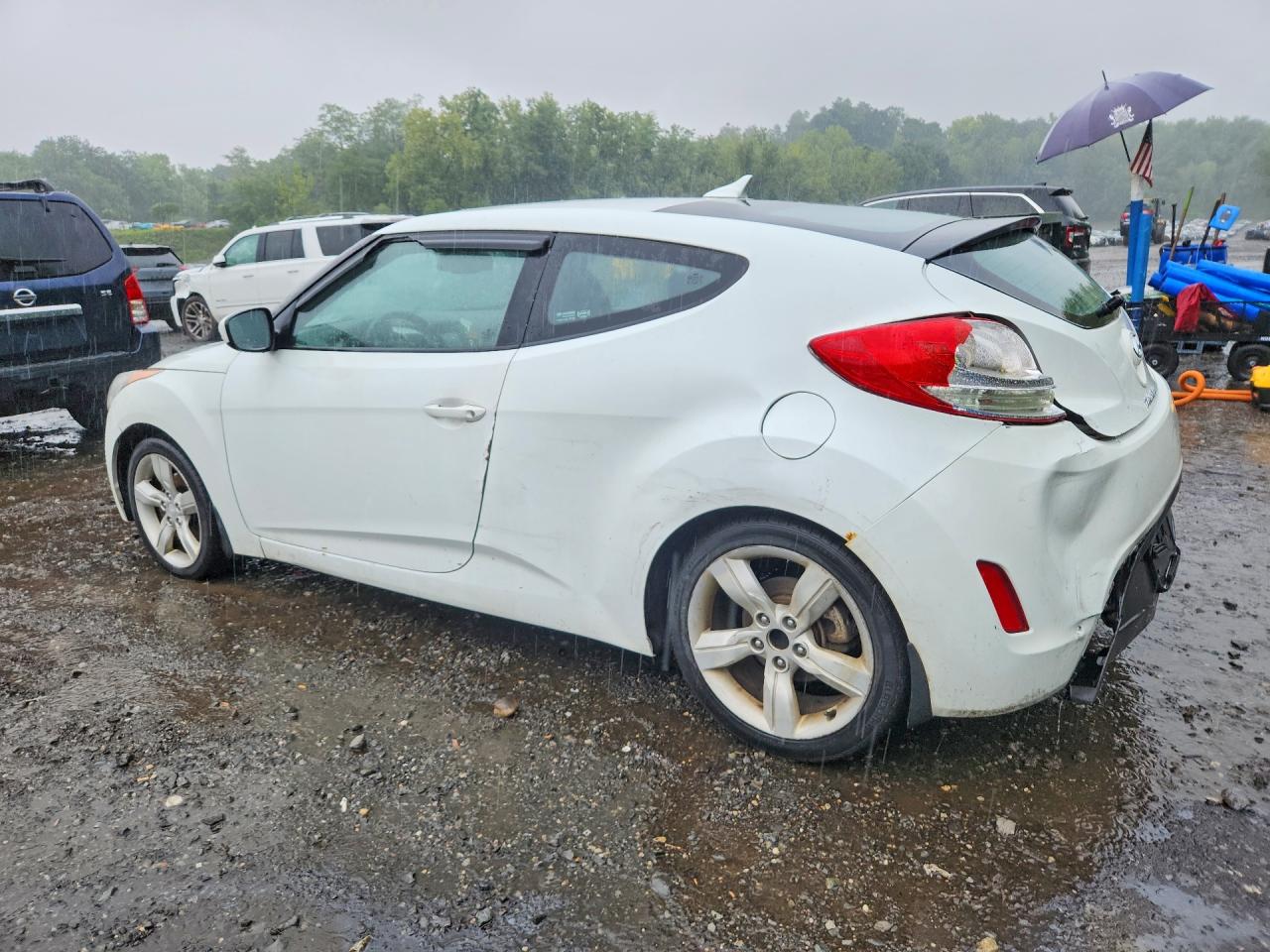 2013 Hyundai Veloster Base White vin: KMHTC6AD3DU106218