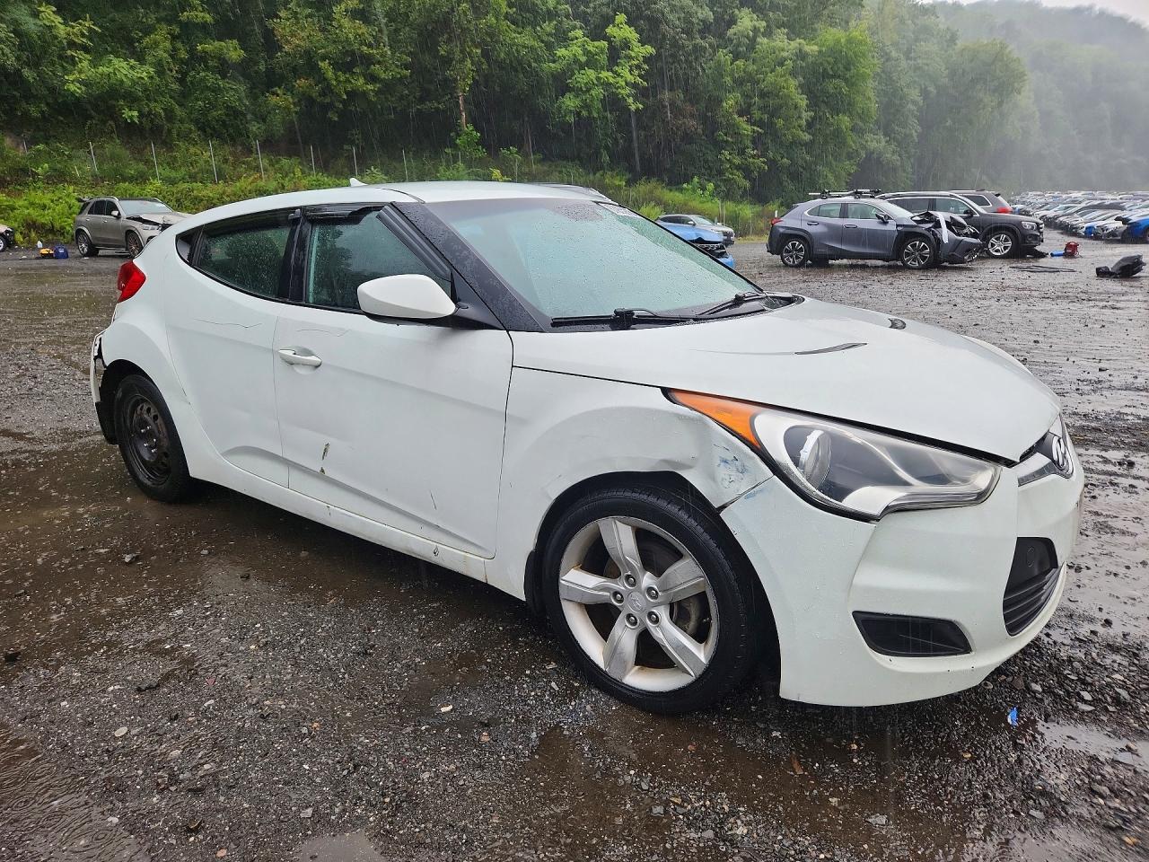 2013 Hyundai Veloster Base White vin: KMHTC6AD3DU106218