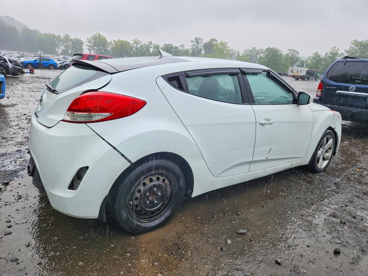 2013 Hyundai Veloster Base White vin: KMHTC6AD3DU106218