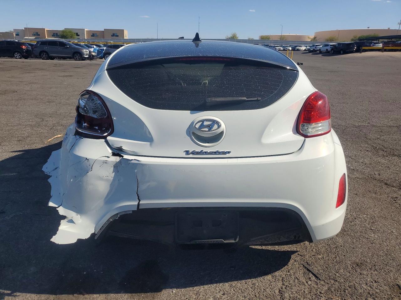 2013 Hyundai Veloster Base White vin: KMHTC6AD3DU123343
