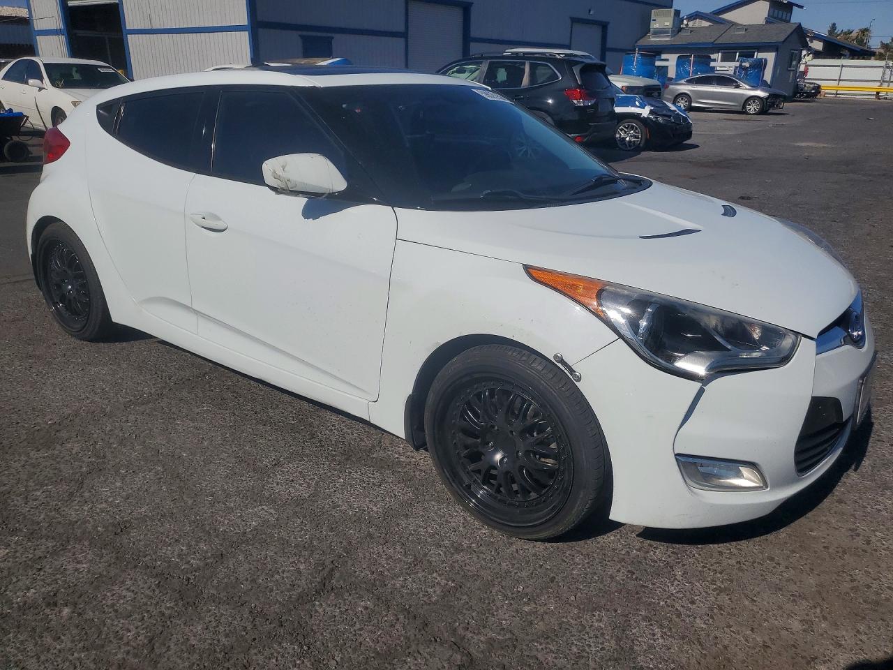 2013 Hyundai Veloster Base White vin: KMHTC6AD3DU123343