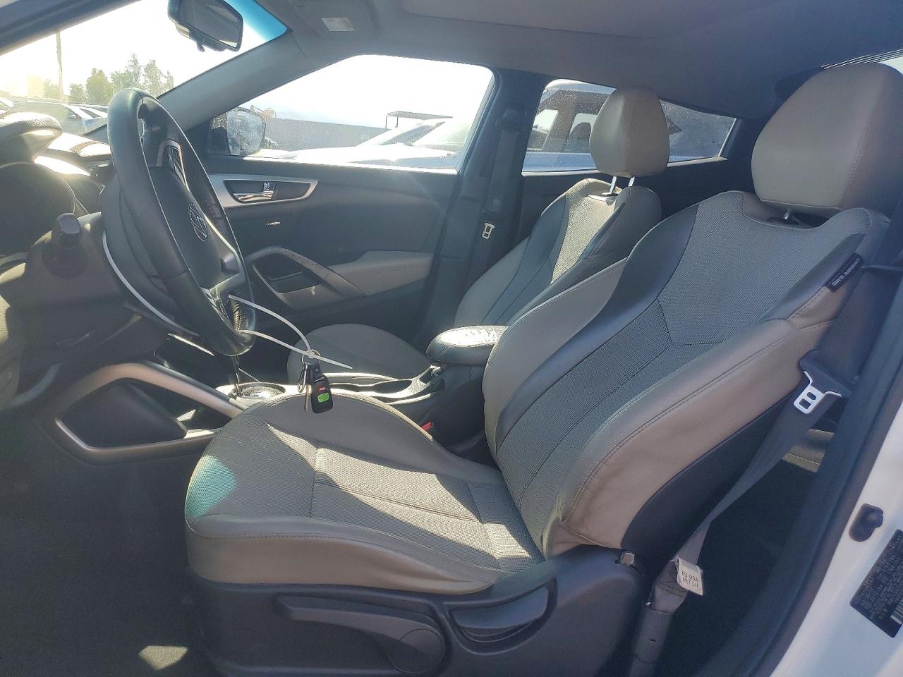 2013 Hyundai Veloster Base White vin: KMHTC6AD3DU123343