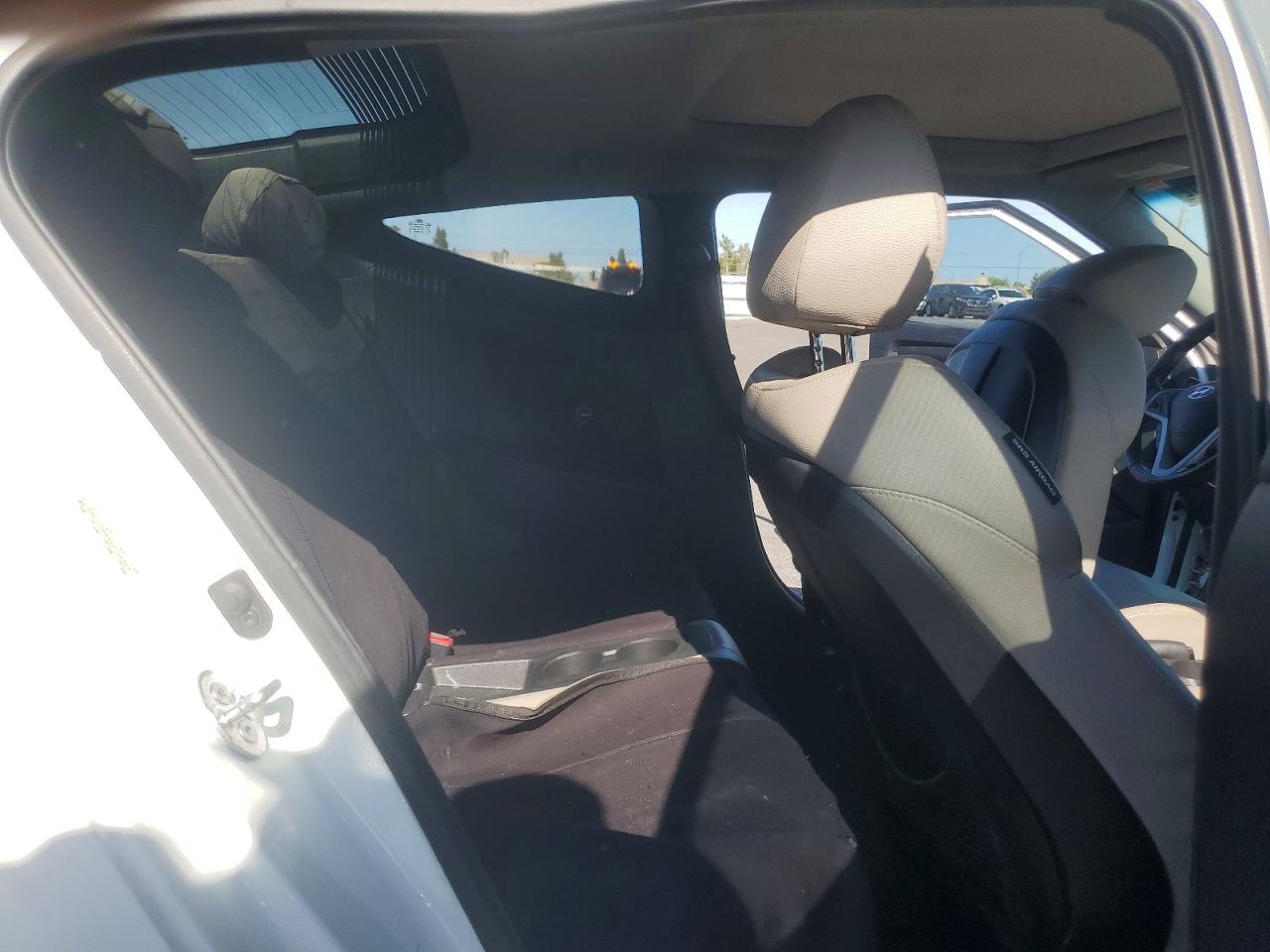 2013 Hyundai Veloster Base White vin: KMHTC6AD3DU123343