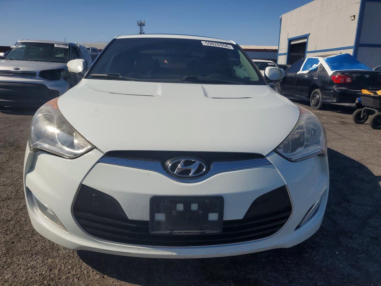 2013 Hyundai Veloster Base White vin: KMHTC6AD3DU123343