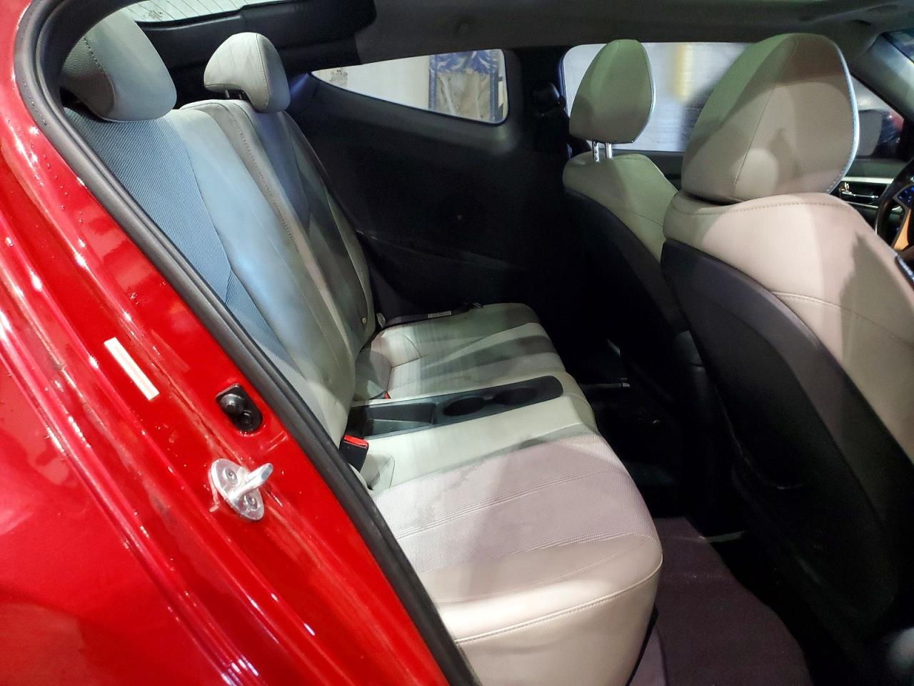 2013 Hyundai Veloster Base Red vin: KMHTC6AD3DU126842