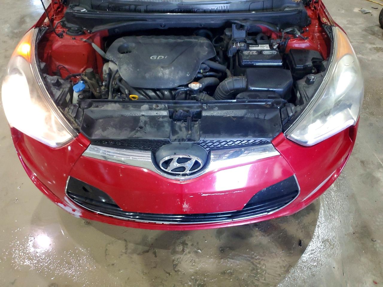 2013 Hyundai Veloster Base Red vin: KMHTC6AD3DU126842