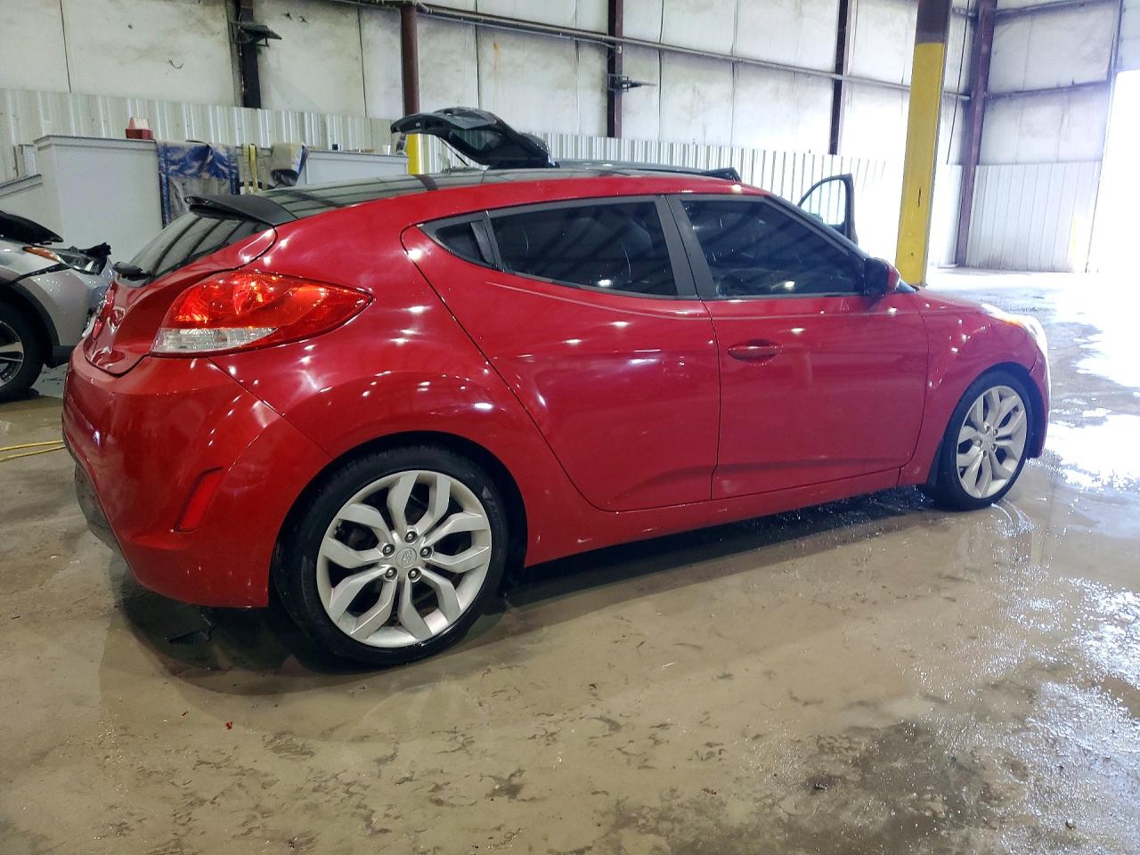 2013 Hyundai Veloster Base Red vin: KMHTC6AD3DU126842