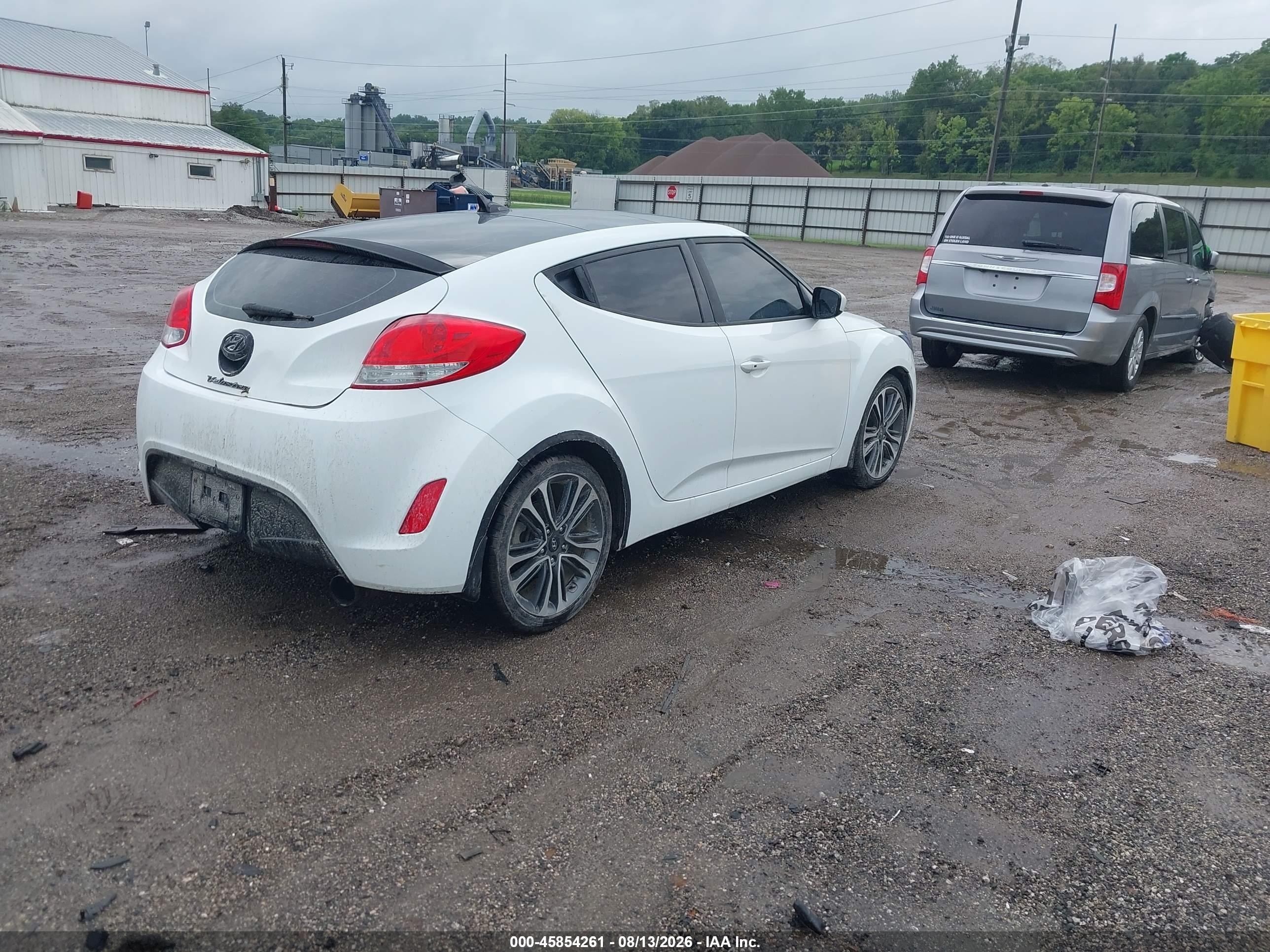 2013 Hyundai Veloster Base W/gray White vin: KMHTC6AD3DU133239