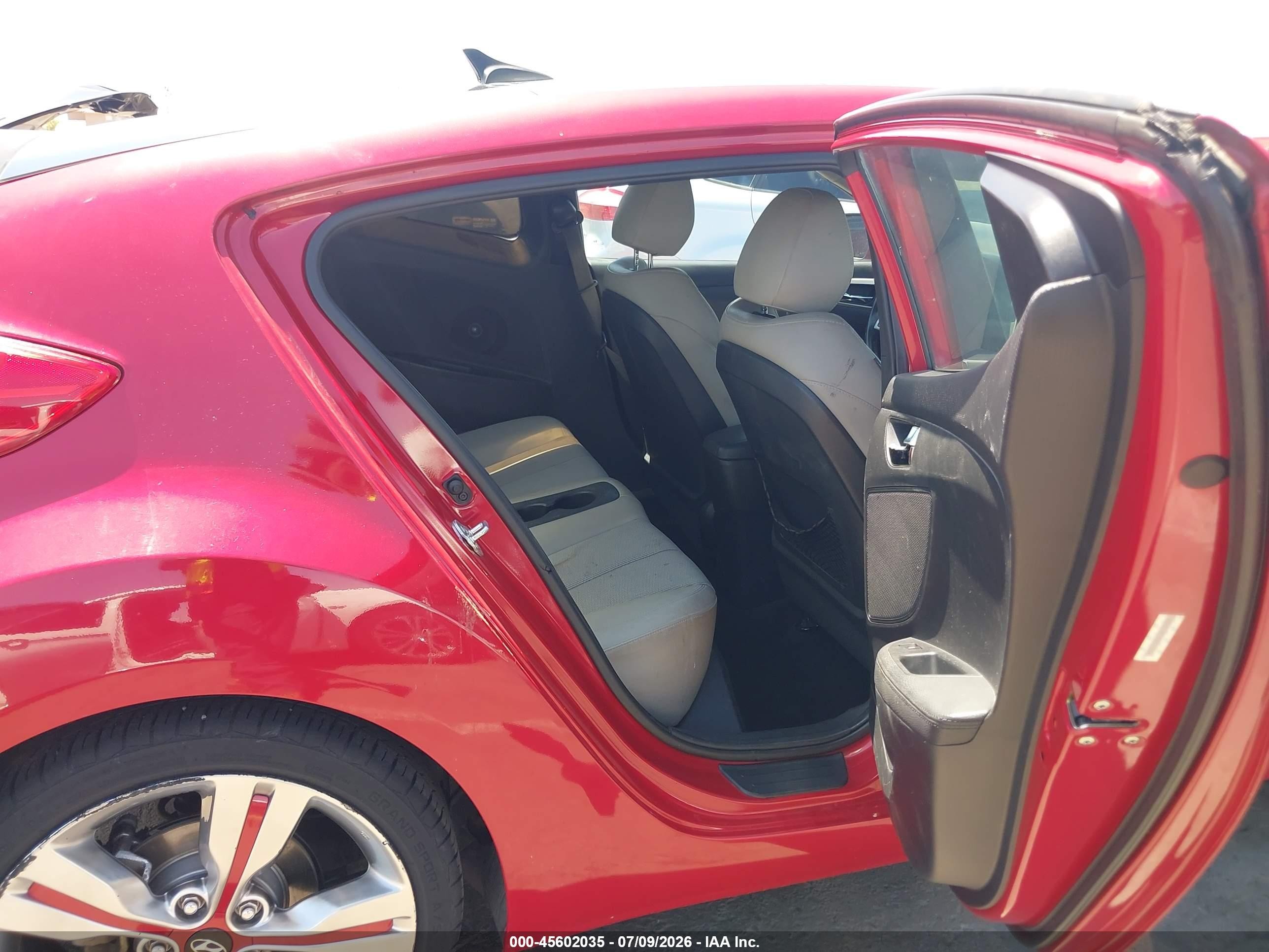 2013 Hyundai Veloster Base W/gray Red vin: KMHTC6AD3DU165608