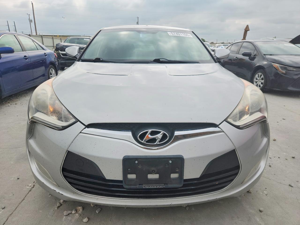 2014 Hyundai Veloster Base Silver vin: KMHTC6AD3EU188582