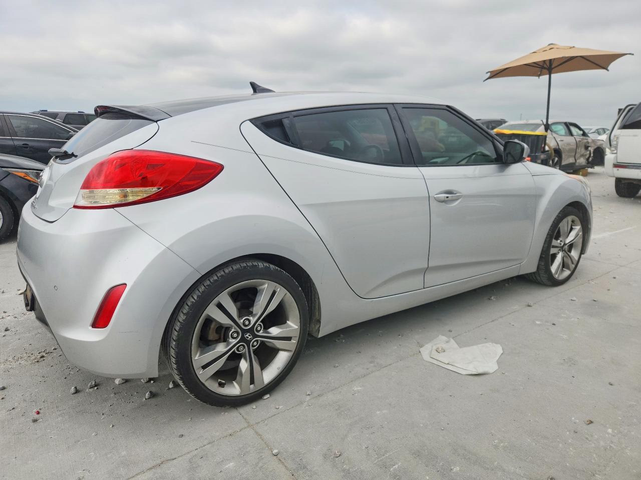 2014 Hyundai Veloster Base Silver vin: KMHTC6AD3EU188582