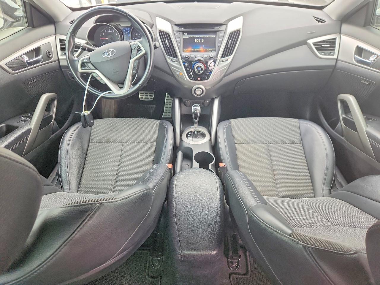 2014 Hyundai Veloster Base Silver vin: KMHTC6AD3EU188582