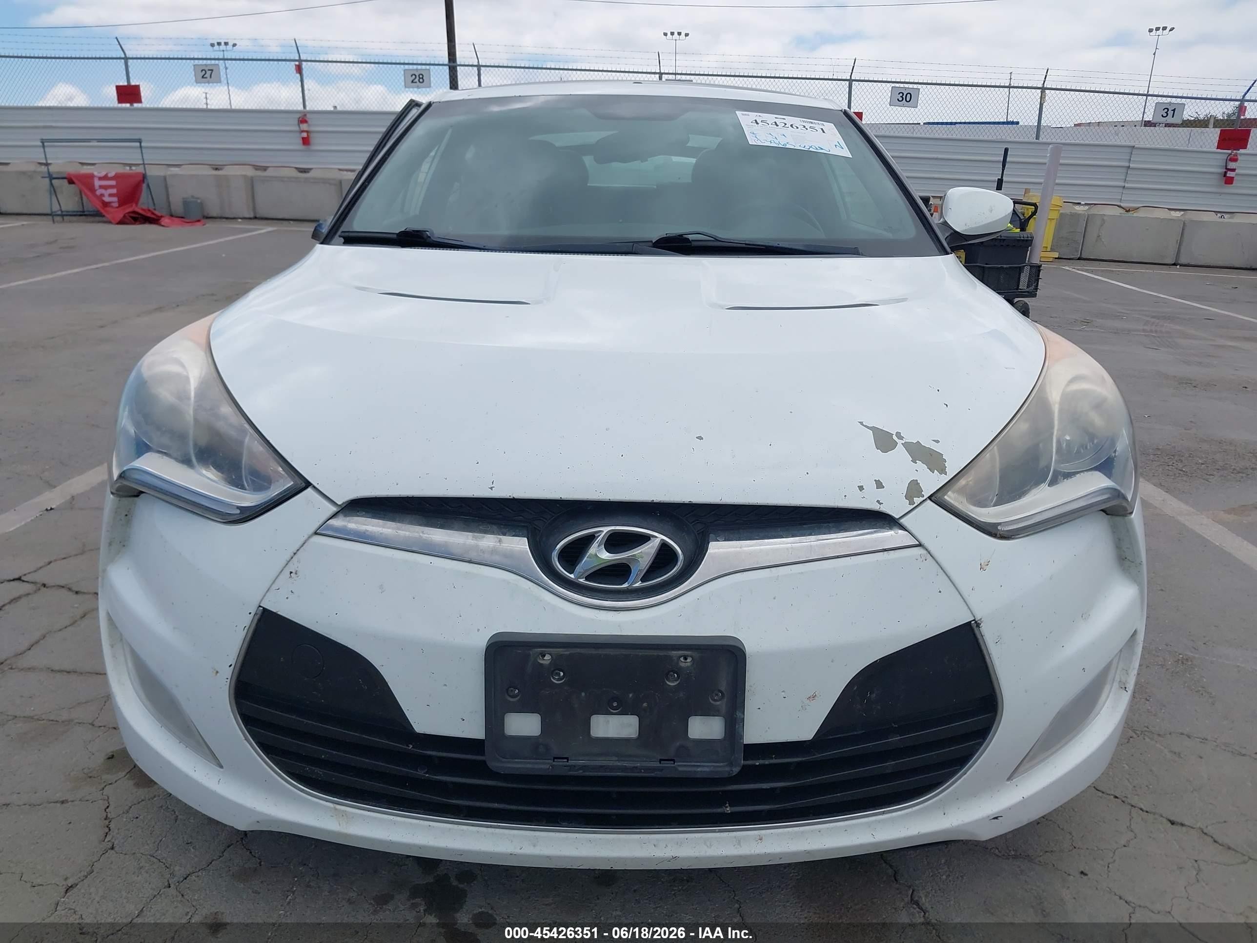 2014 Hyundai Veloster Base W/black White vin: KMHTC6AD3EU211925