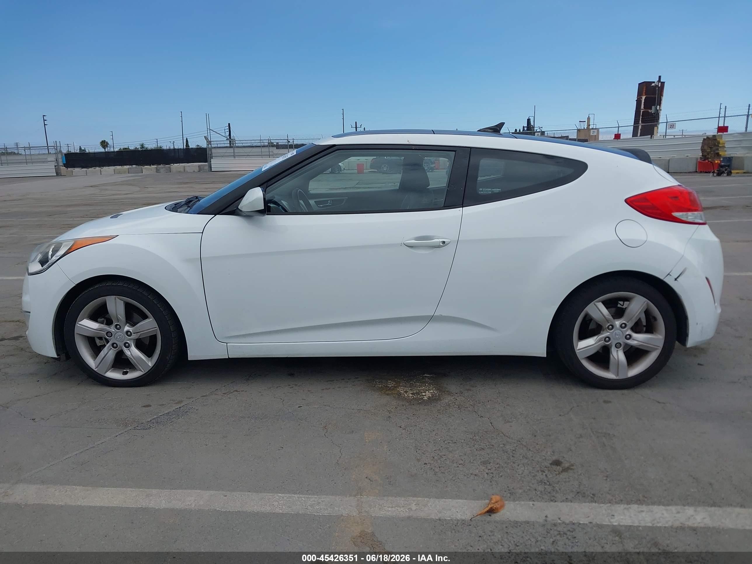 2014 Hyundai Veloster Base W/black White vin: KMHTC6AD3EU211925