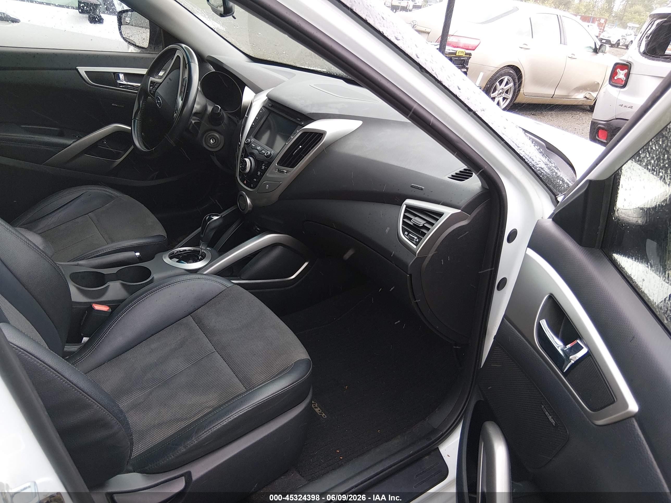 2014 Hyundai Veloster Base W/black White vin: KMHTC6AD3EU214730