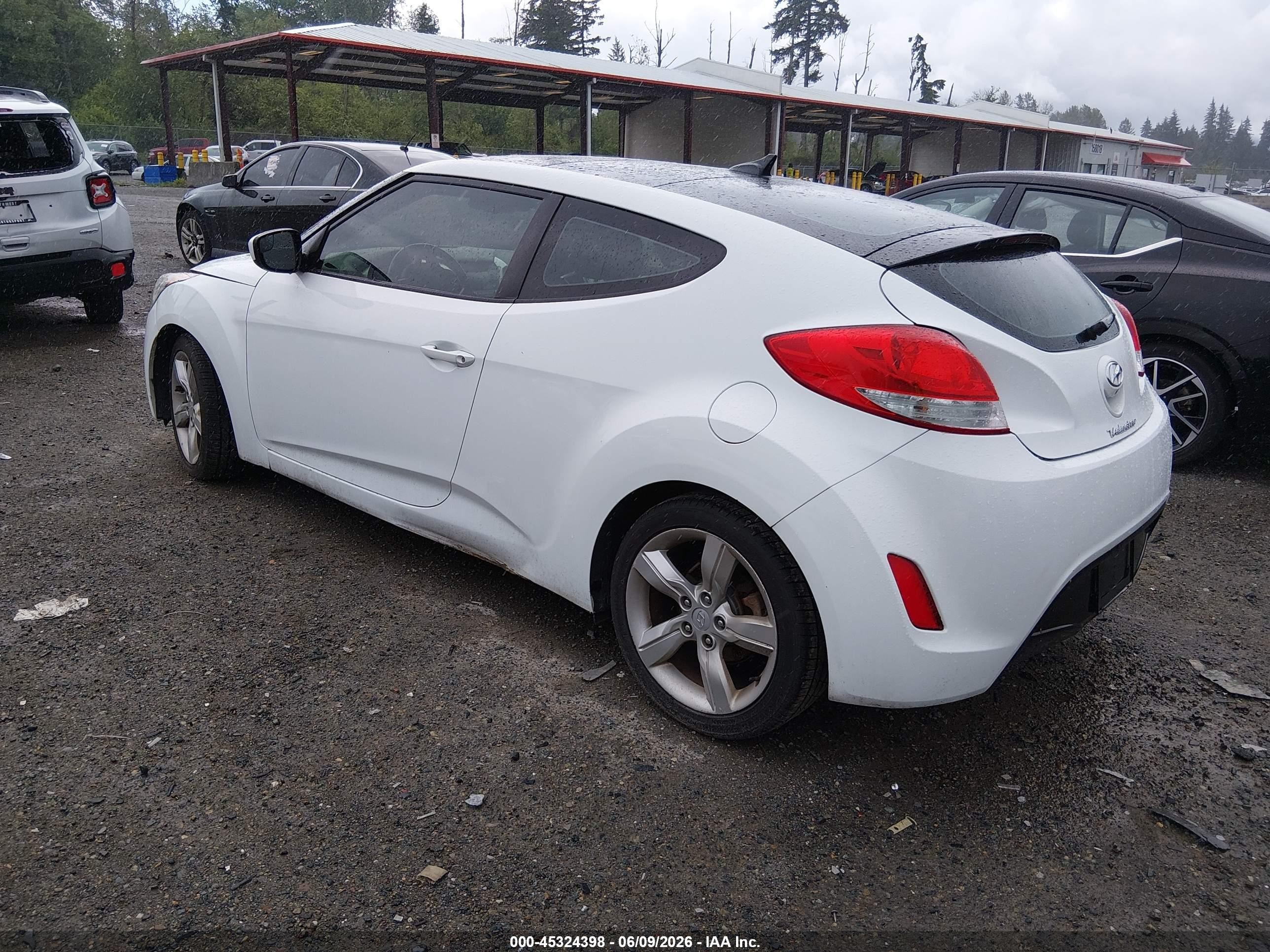 2014 Hyundai Veloster Base W/black White vin: KMHTC6AD3EU214730