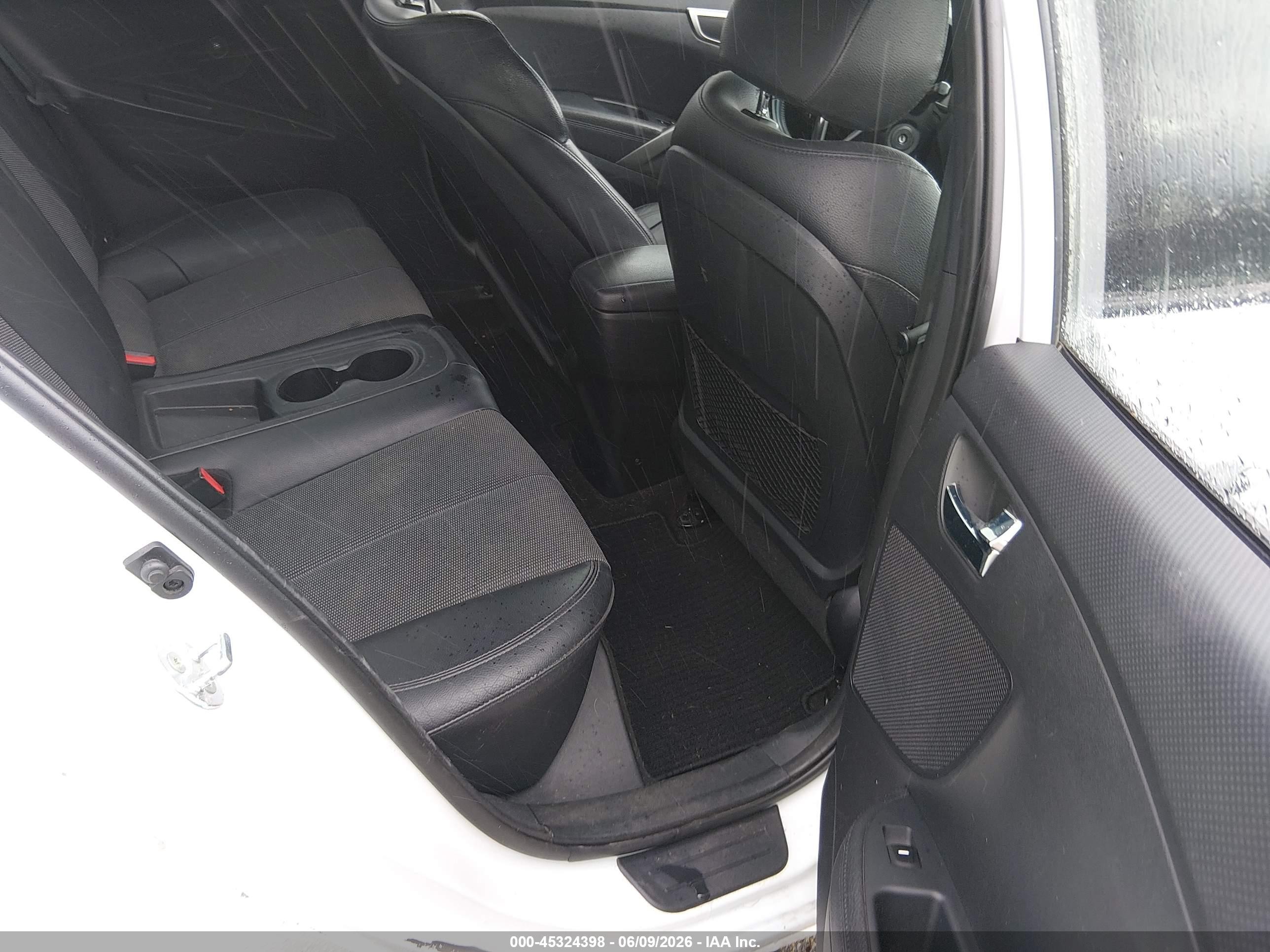 2014 Hyundai Veloster Base W/black White vin: KMHTC6AD3EU214730