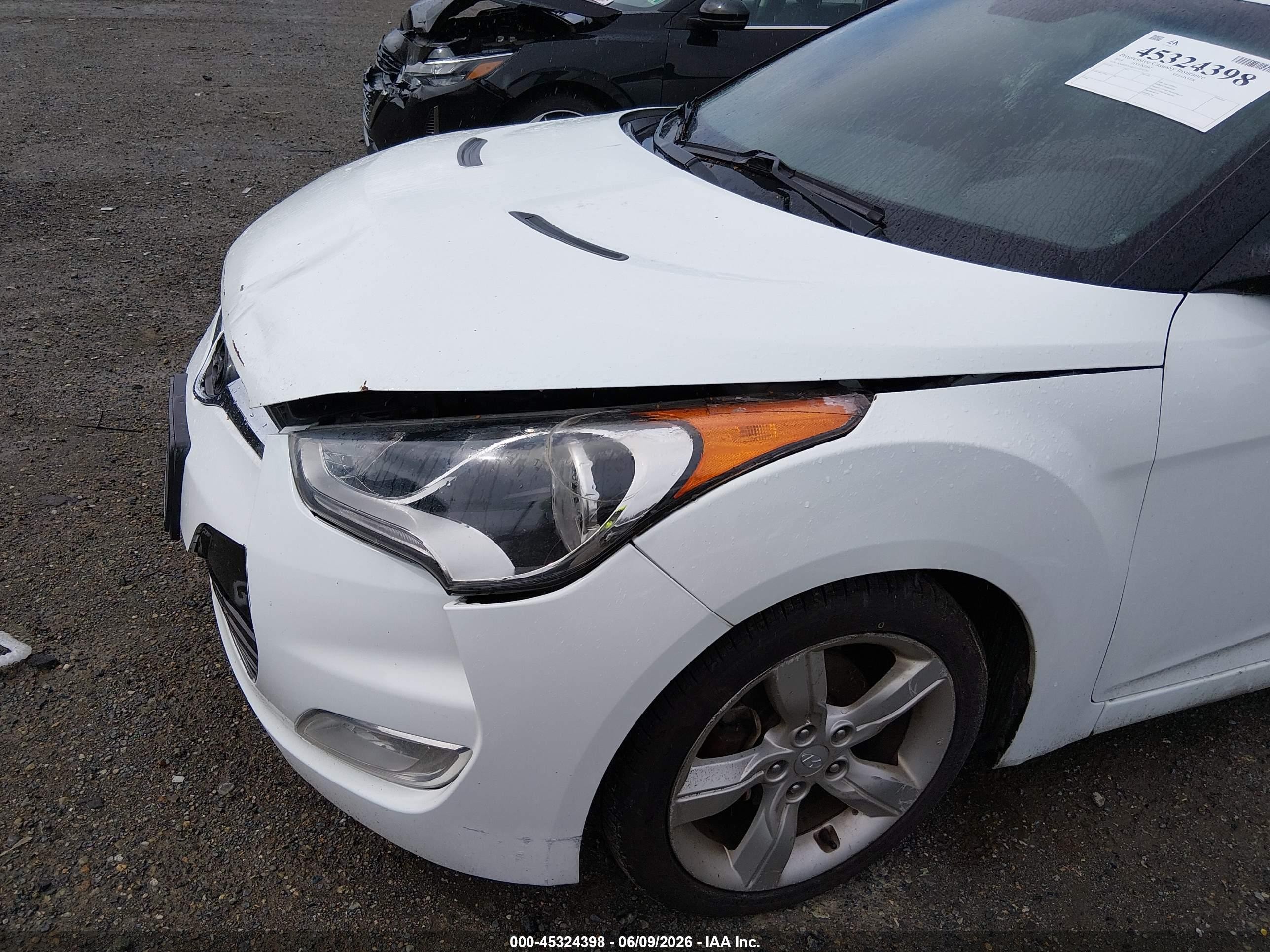 2014 Hyundai Veloster Base W/black White vin: KMHTC6AD3EU214730