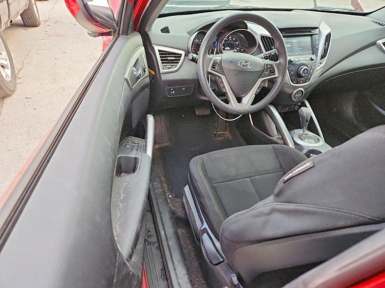 2015 Hyundai Veloster Base Burgundy vin: KMHTC6AD3FU224577