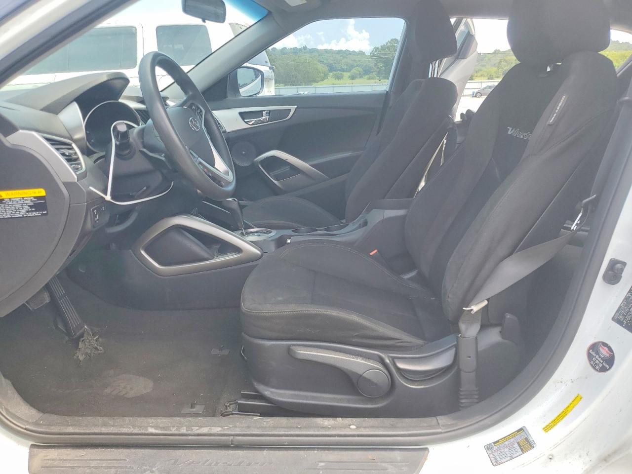 2015 Hyundai Veloster Base White vin: KMHTC6AD3FU226295
