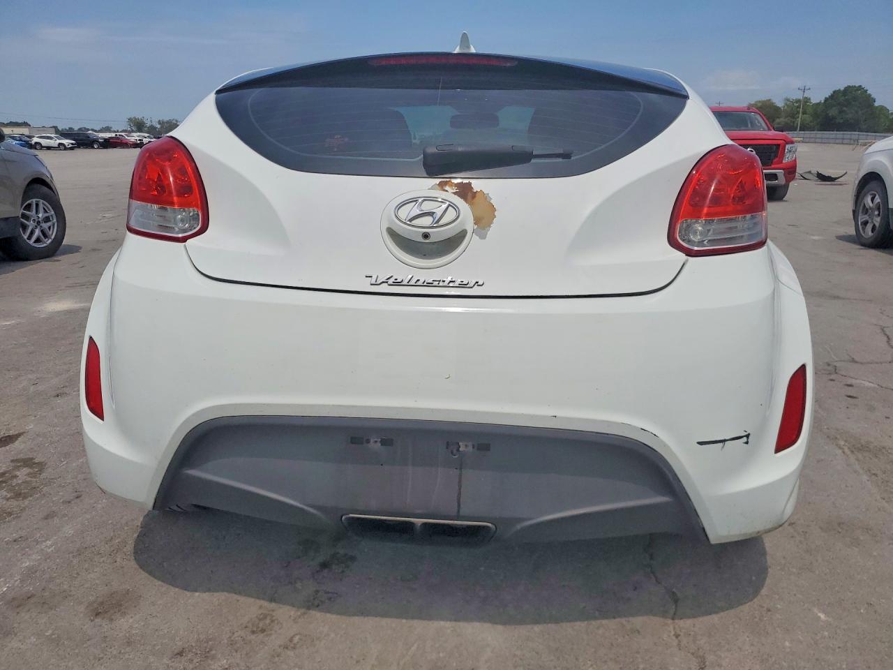 2015 Hyundai Veloster Base White vin: KMHTC6AD3FU226295