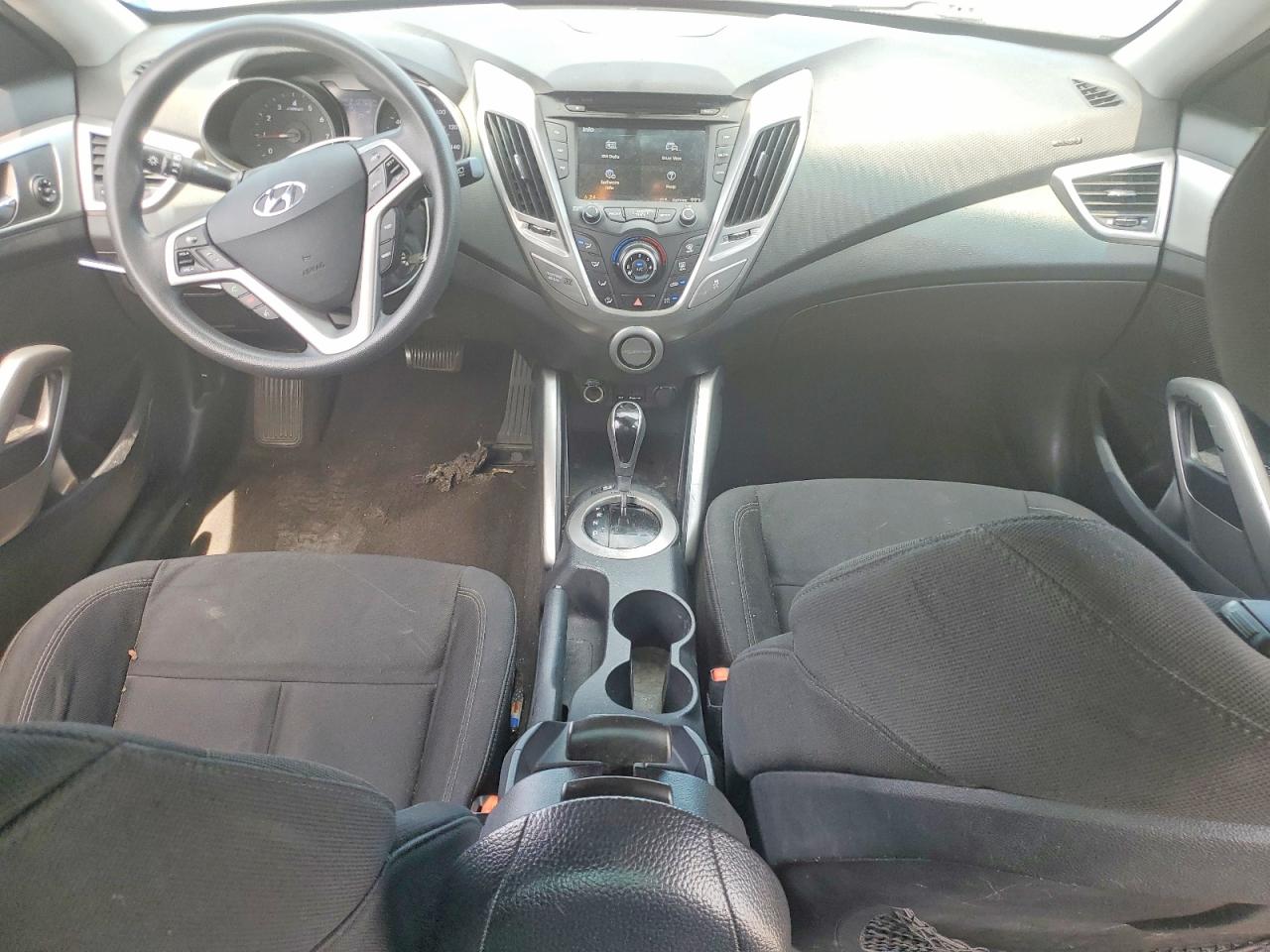 2015 Hyundai Veloster Base White vin: KMHTC6AD3FU226295