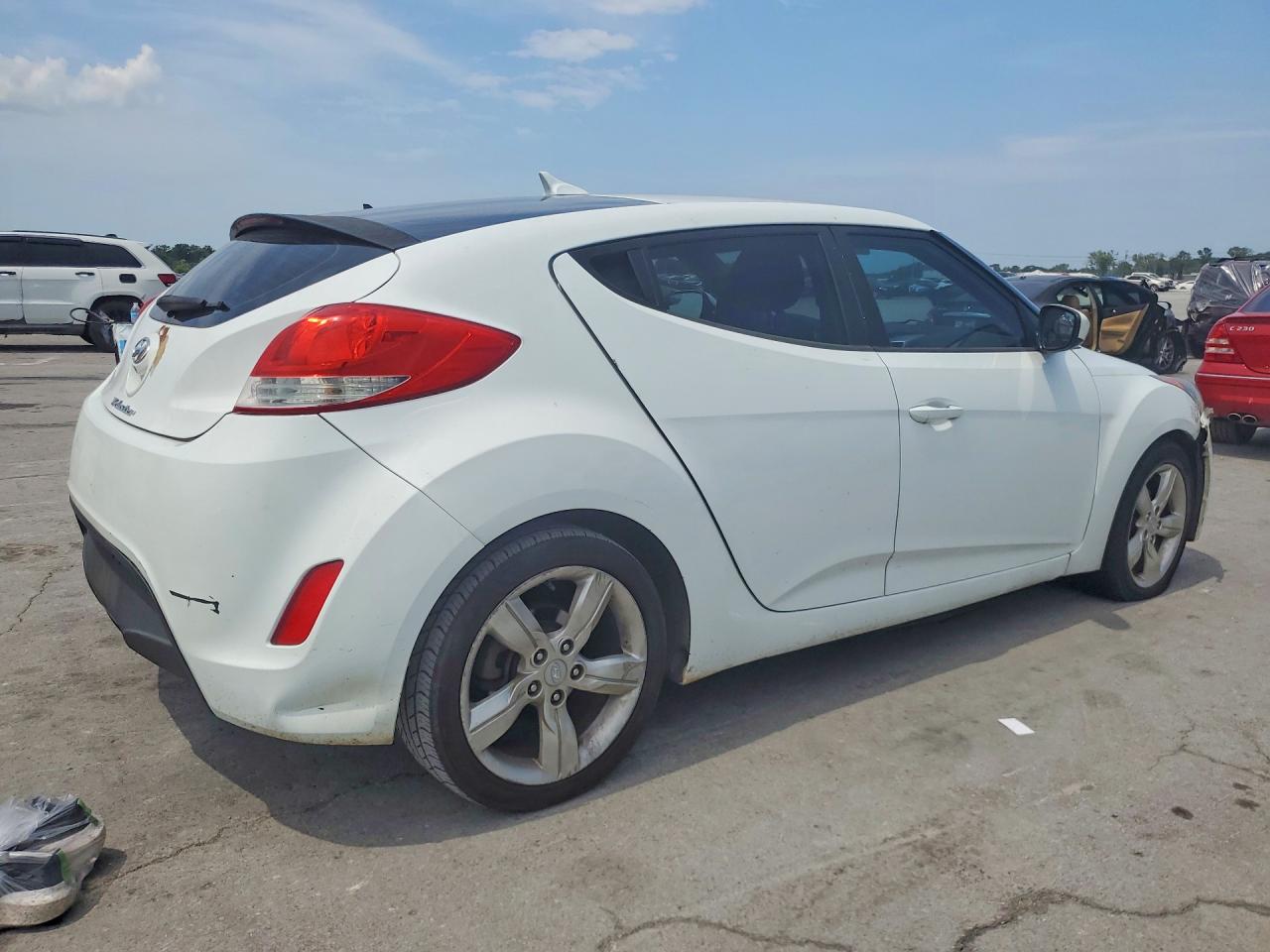 2015 Hyundai Veloster Base White vin: KMHTC6AD3FU226295