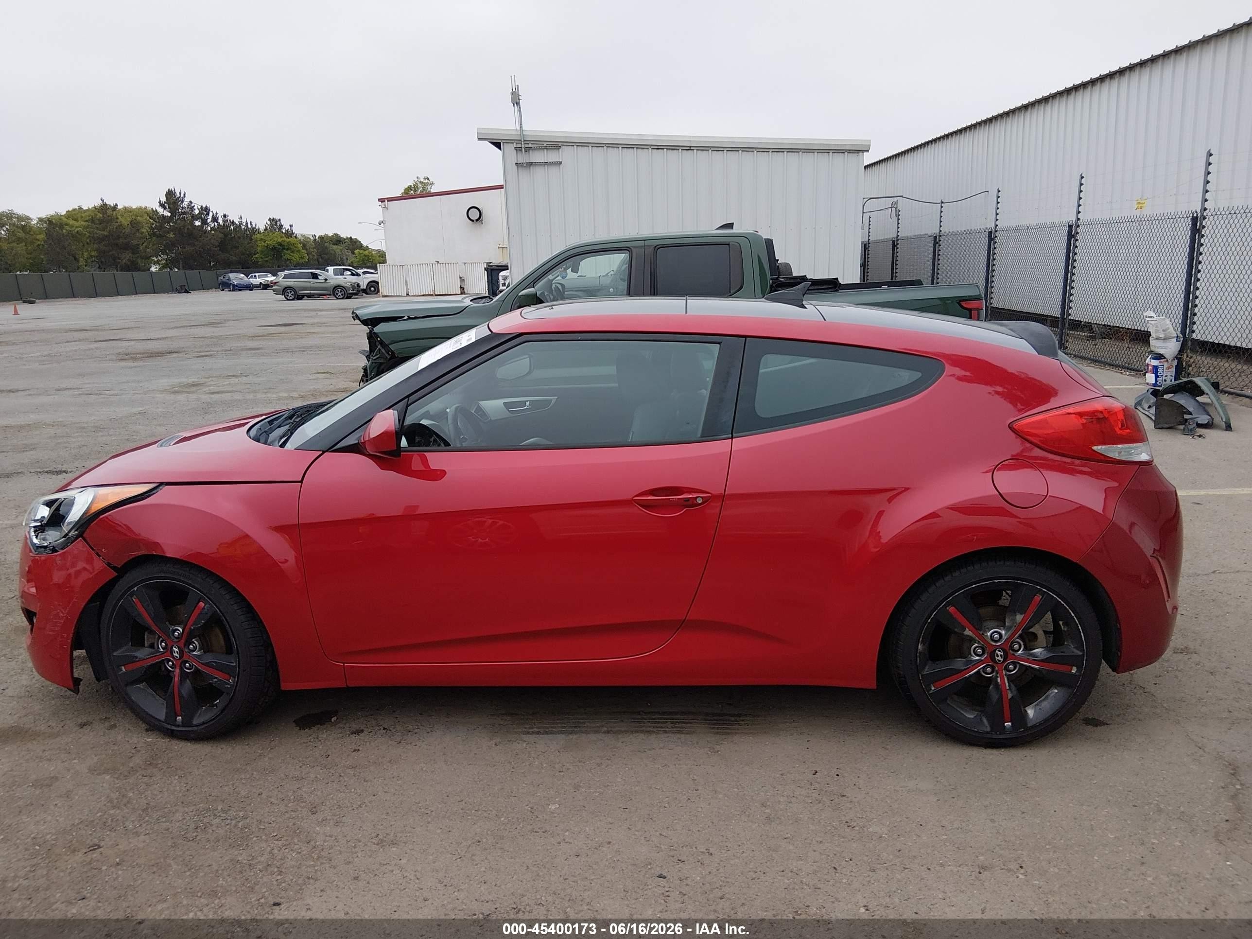 2015 Hyundai Veloster   Red vin: KMHTC6AD3FU241329