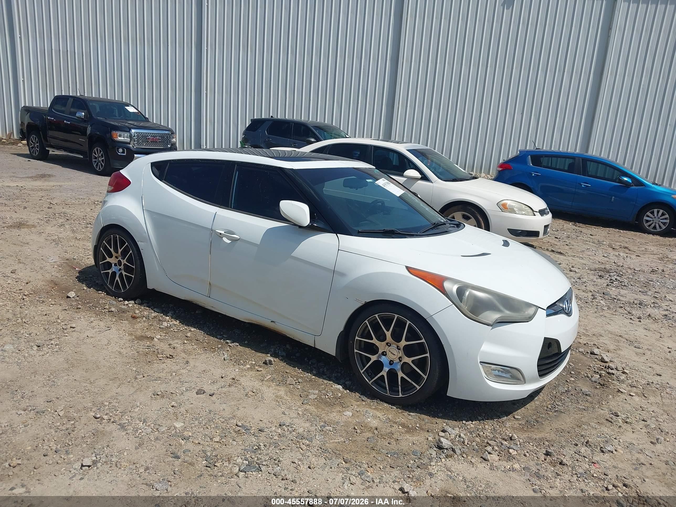 2012 Hyundai Veloster Base W/red/black White vin: KMHTC6AD4CU026201