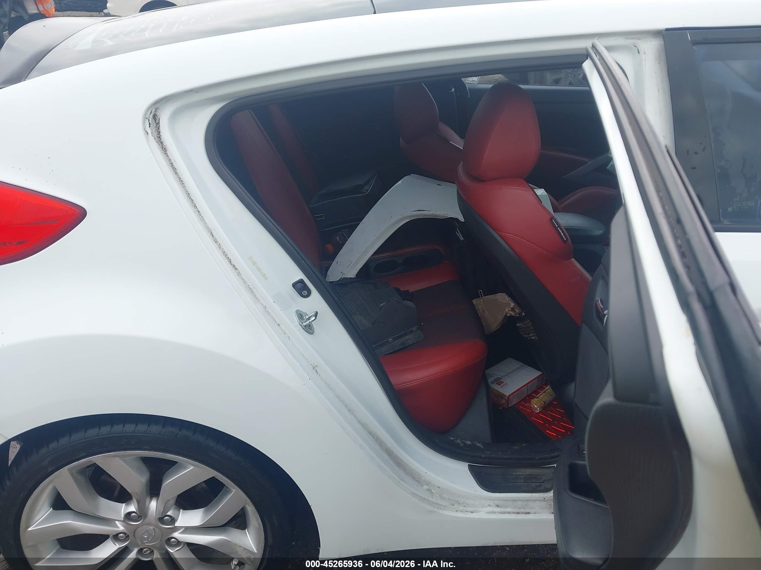 2012 Hyundai Veloster Base W/red/black Белый vin: KMHTC6AD4CU062938