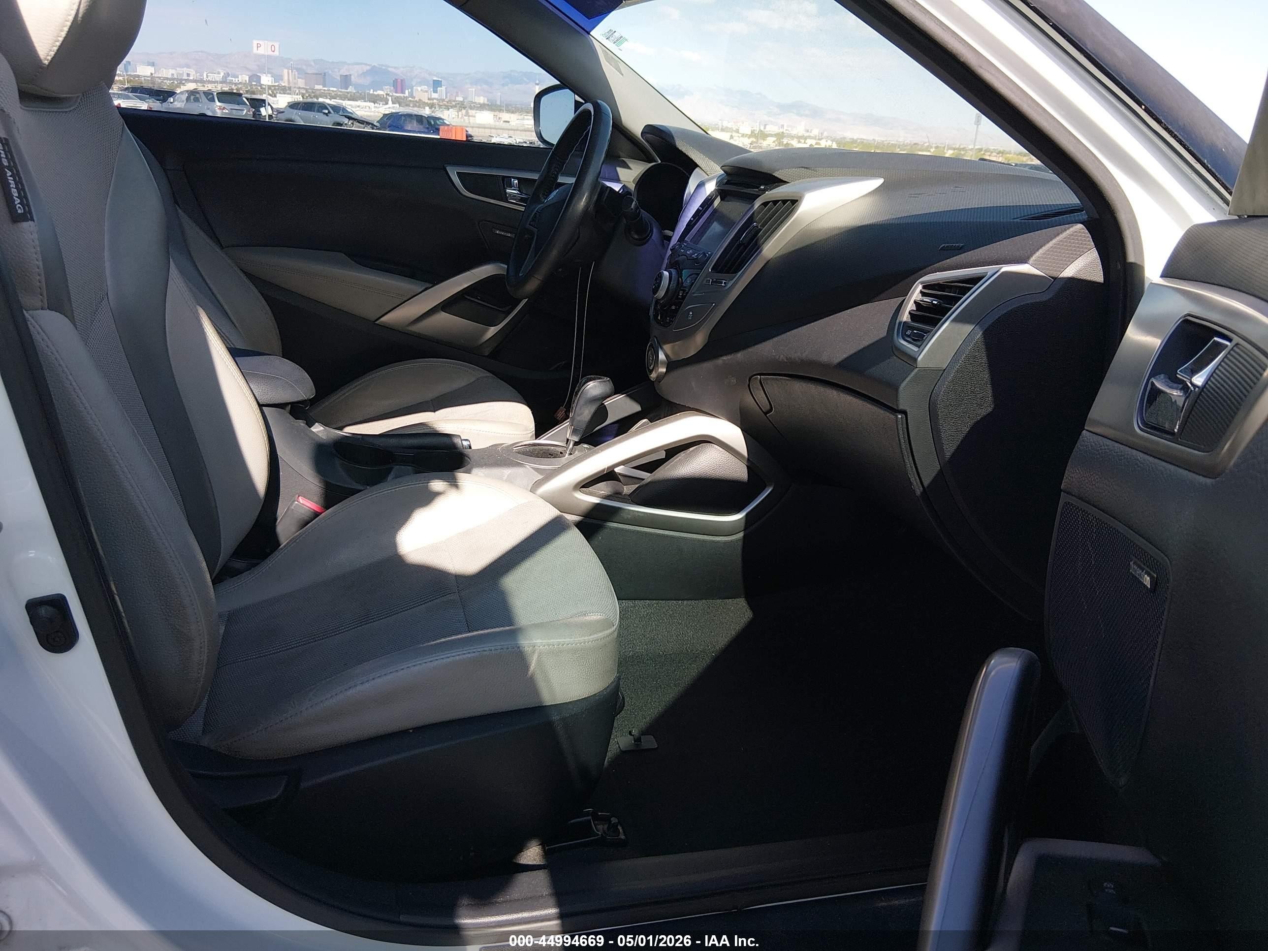 2013 Hyundai Veloster Base W/gray White vin: KMHTC6AD4DU108141