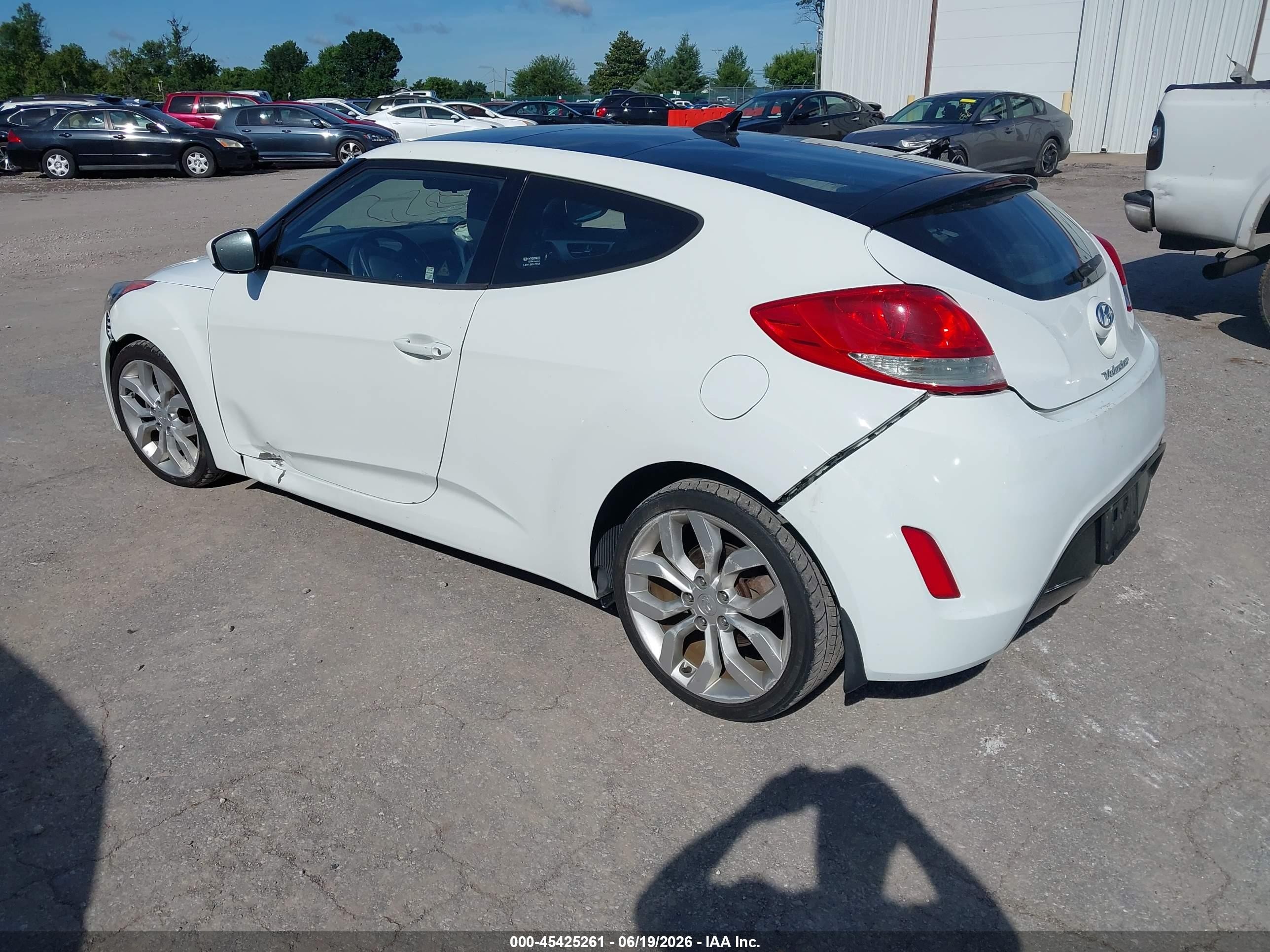 2013 Hyundai Veloster Base W/black White vin: KMHTC6AD4DU132312