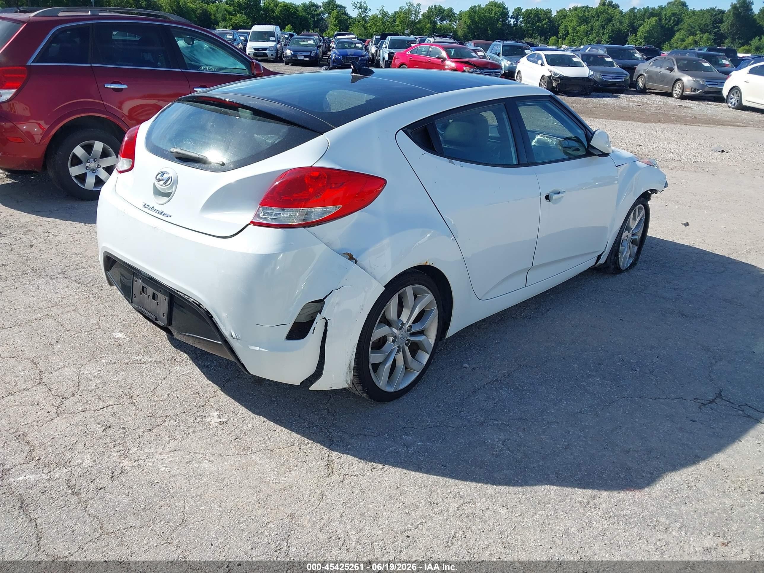 2013 Hyundai Veloster Base W/black White vin: KMHTC6AD4DU132312