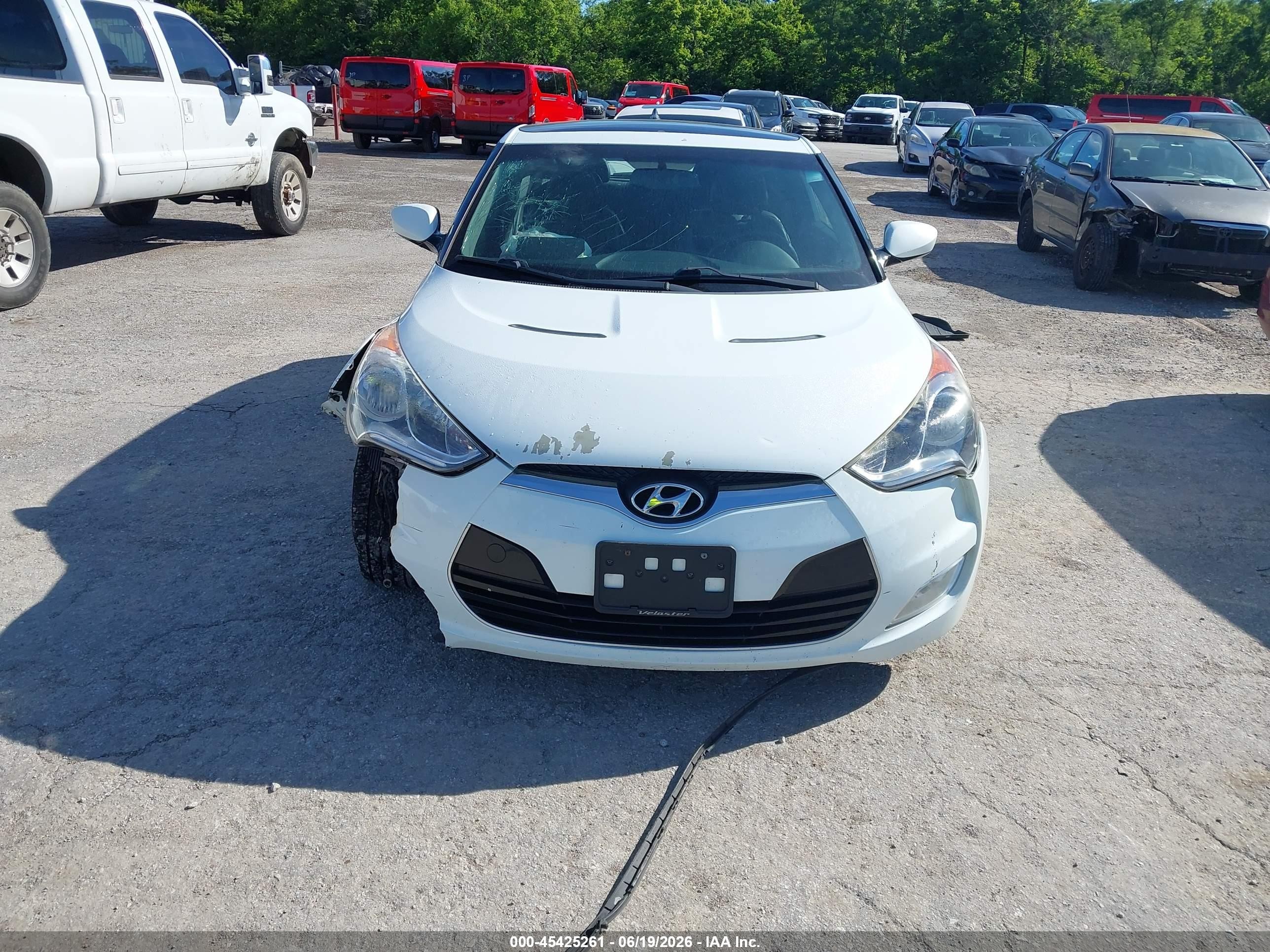 2013 Hyundai Veloster Base W/black White vin: KMHTC6AD4DU132312