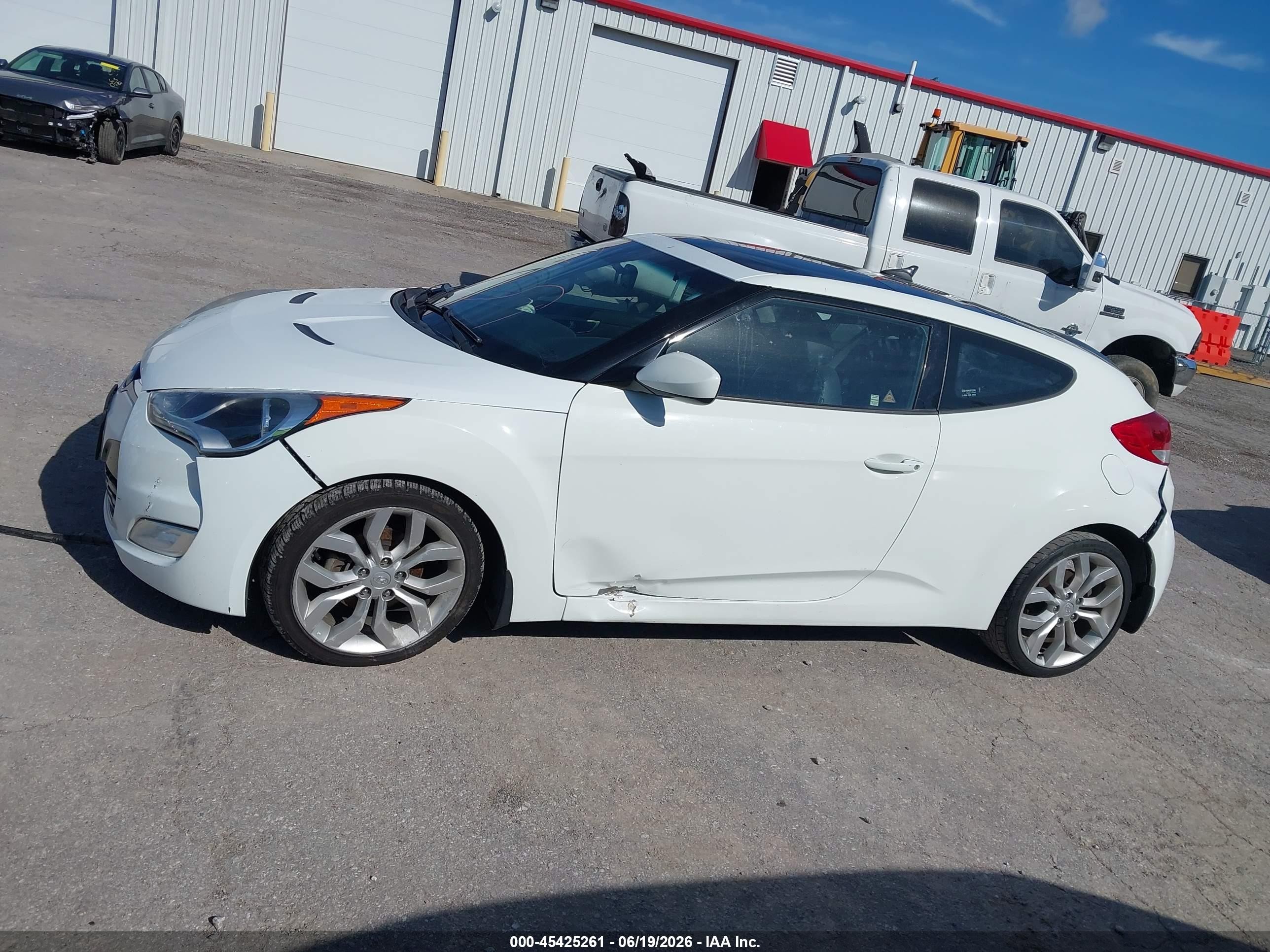 2013 Hyundai Veloster Base W/black White vin: KMHTC6AD4DU132312