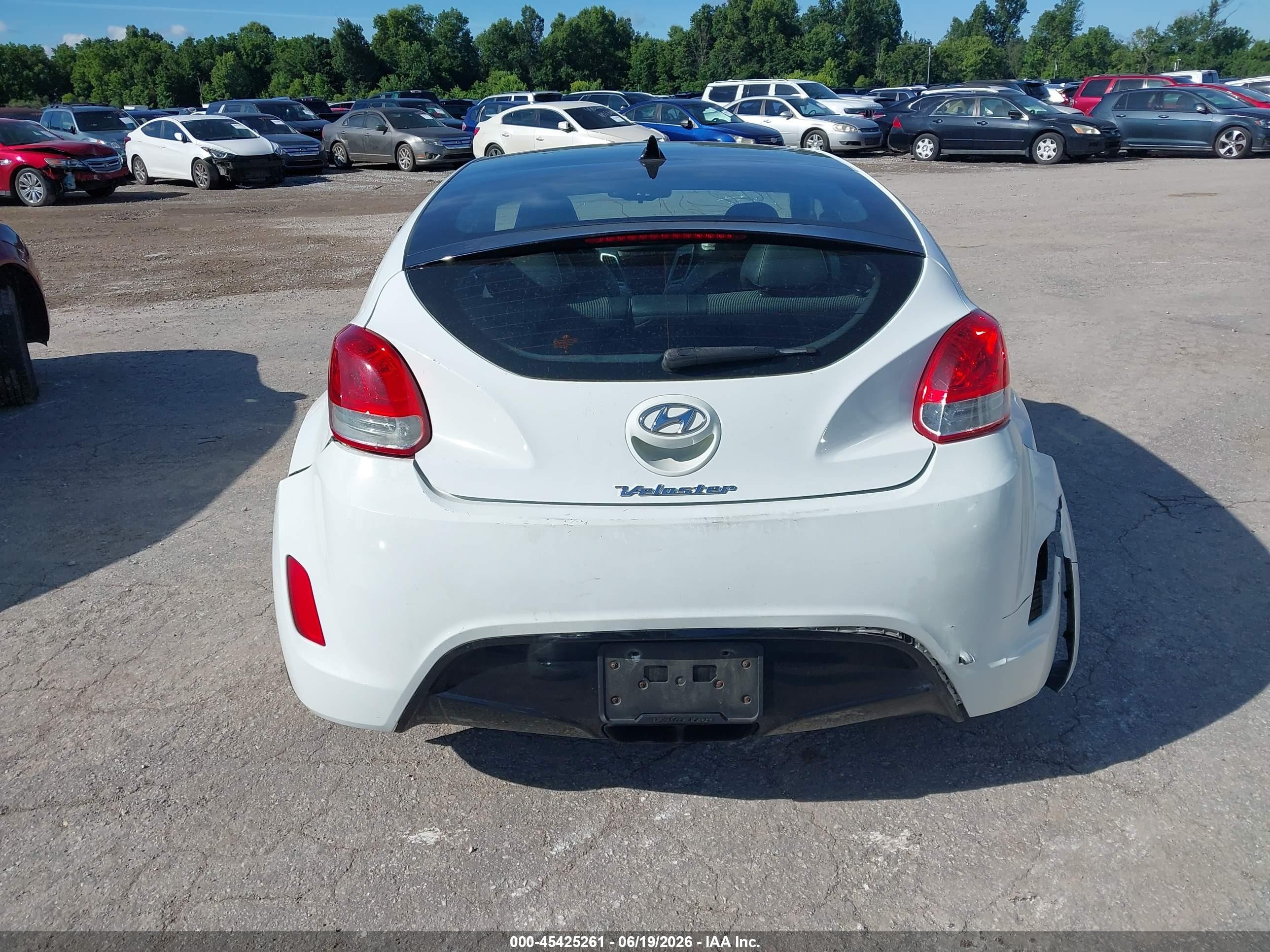 2013 Hyundai Veloster Base W/black White vin: KMHTC6AD4DU132312